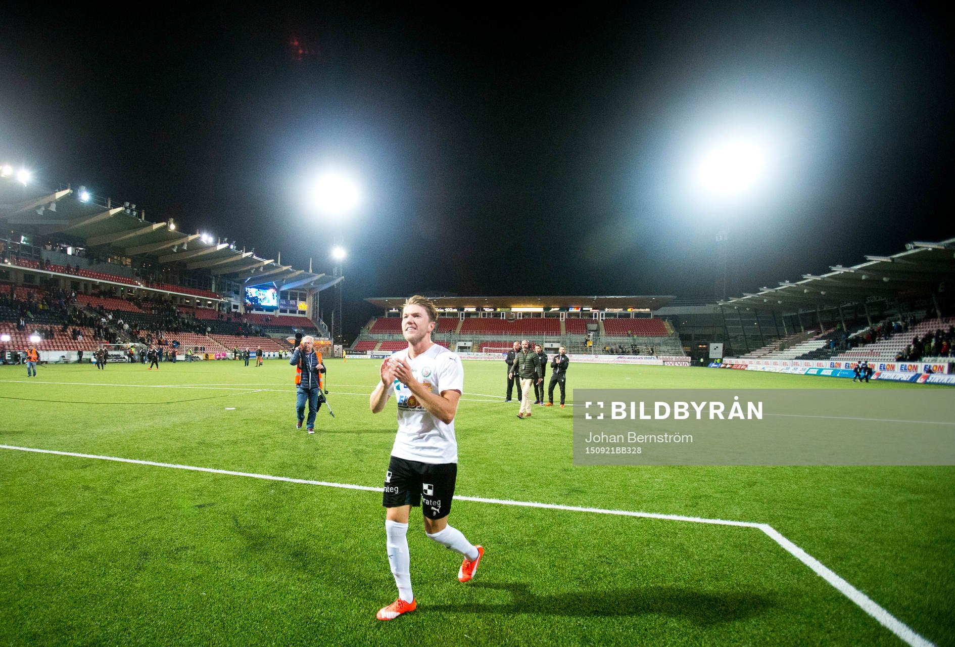 Örebros Martin Broberg jublar framför fansen