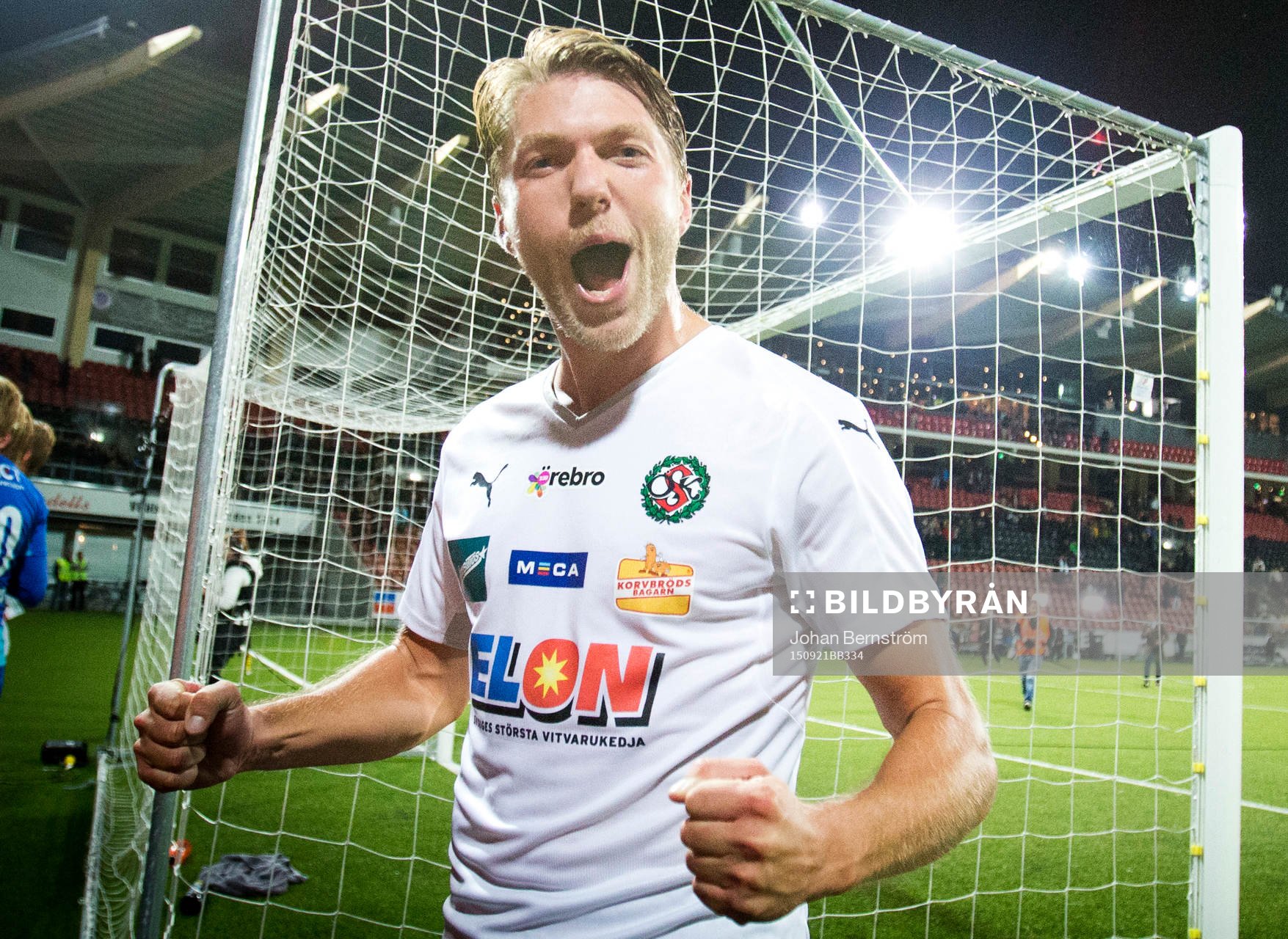 Örebros Martin Broberg jublar framför fansen