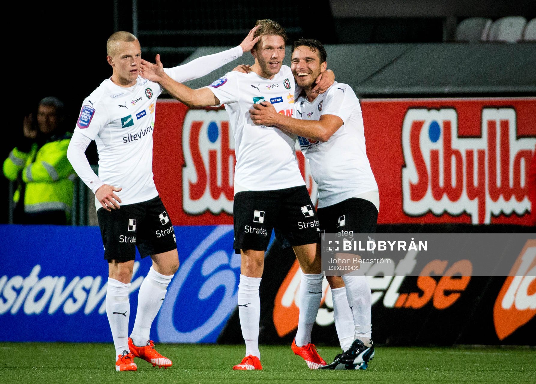 Martin Broberg jublar med Daniel Gustavsson och Nordin