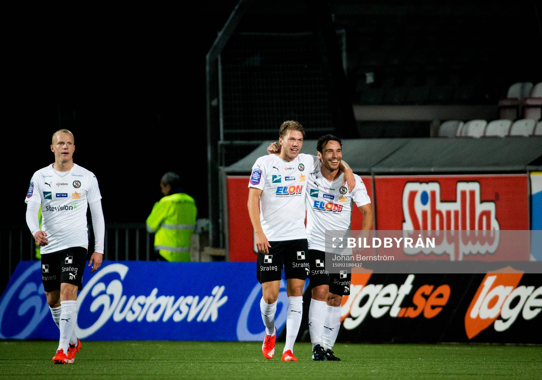 Martin Broberg jublar med Daniel Gustavsson och Nordin