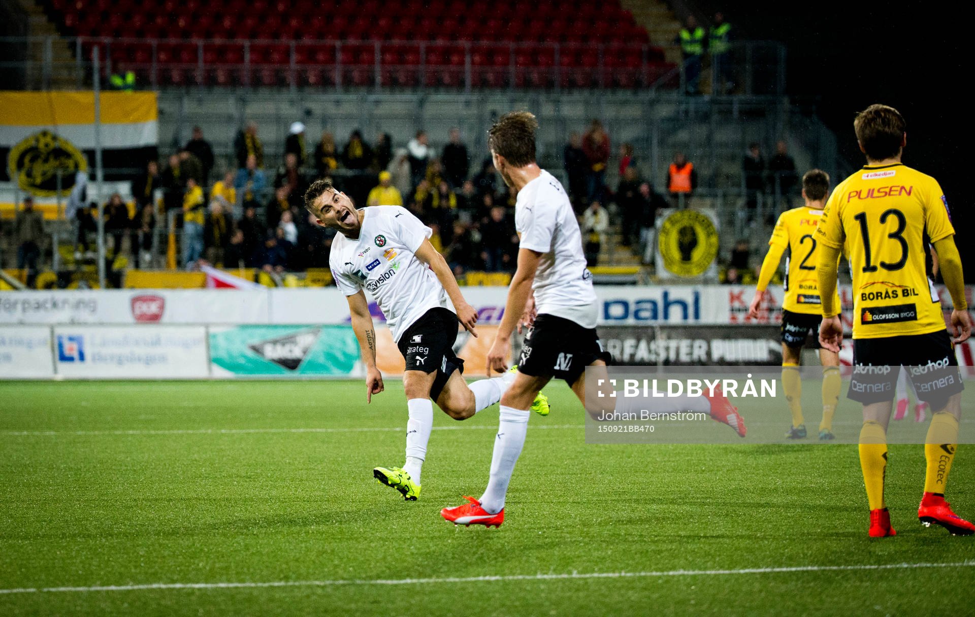 Örebros Martin Broberg gör 1-0 och jublar med Astrit