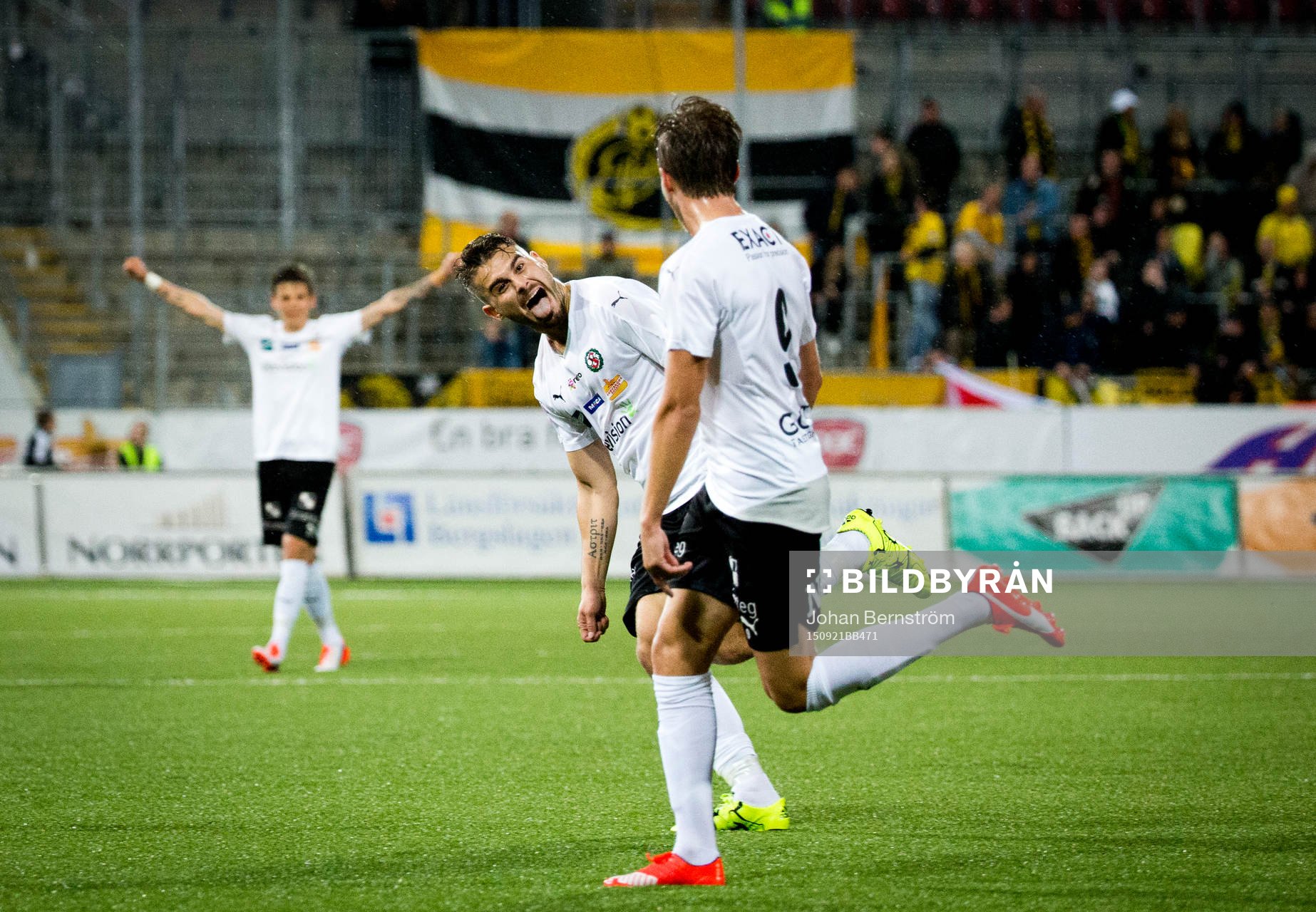 Örebros Martin Broberg gör 1-0 och jublar med Astrit
