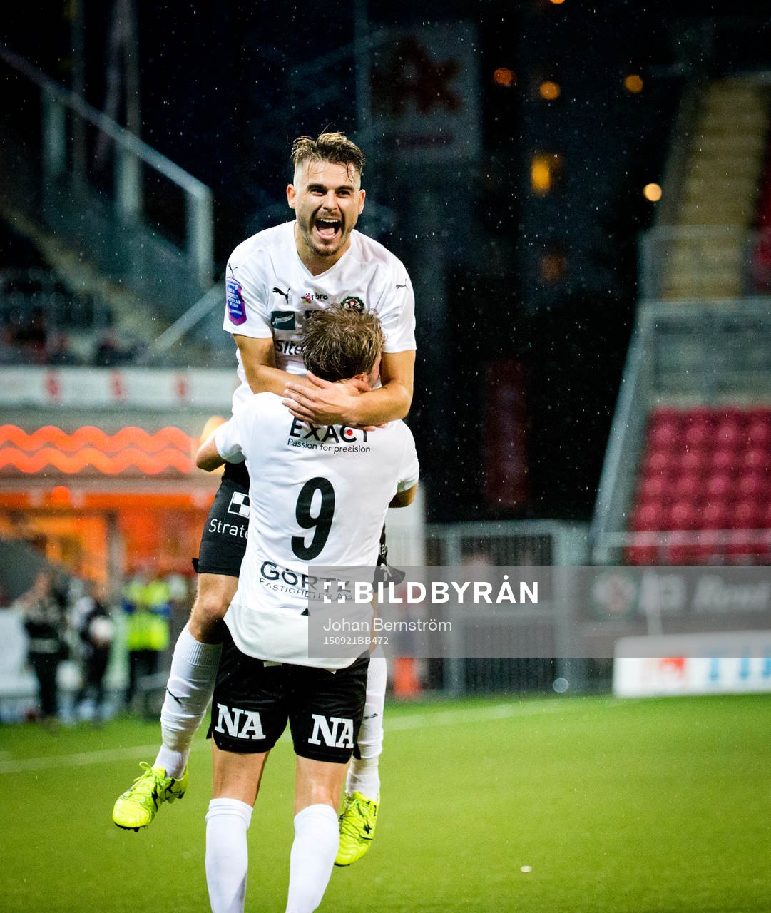 Örebros Martin Broberg gör 1-0 och jublar med Astrit