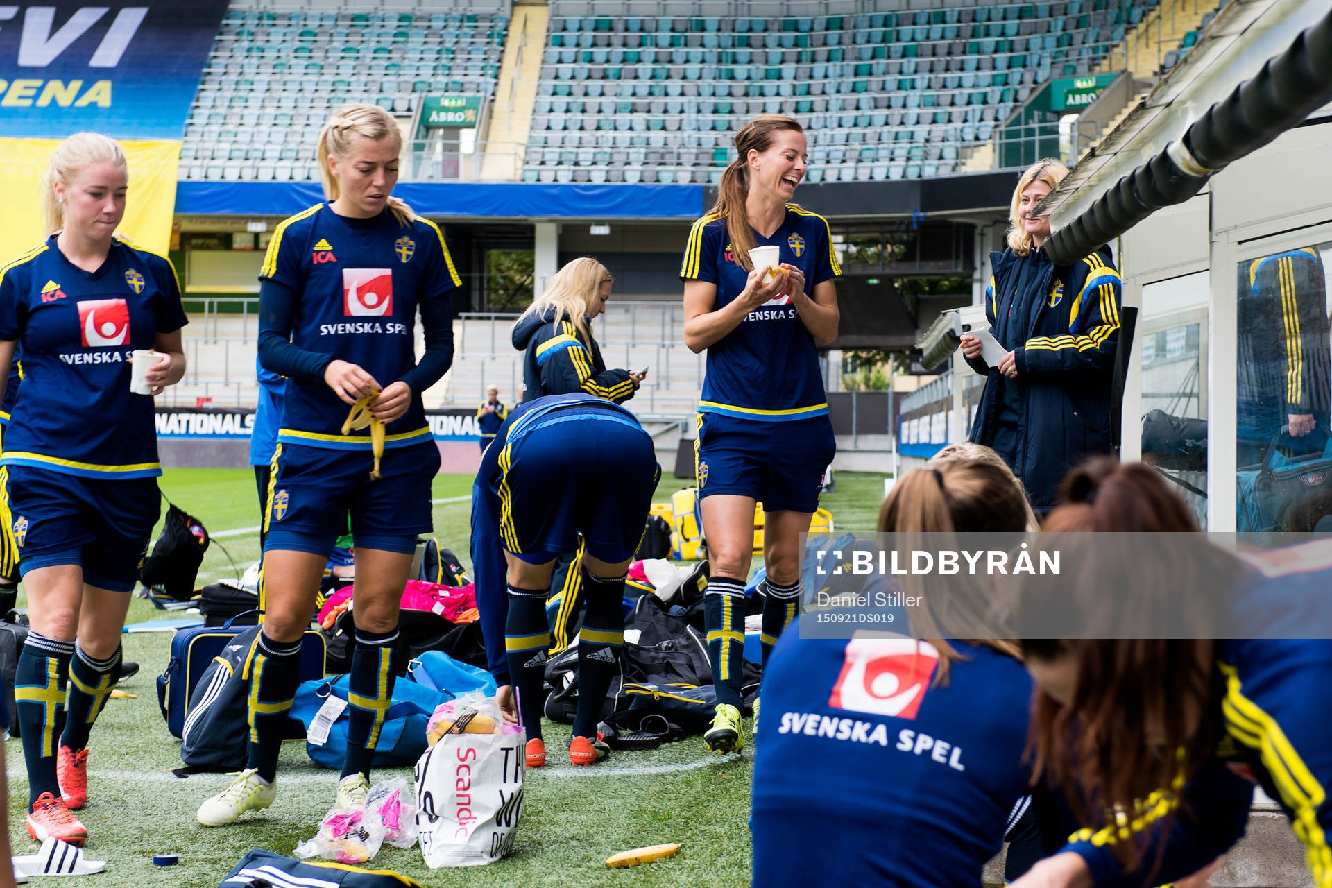 Linda Sembrant, Lotta Schelin mfl efter en träning med det svenska damlandslaget i fotboll den 21 september 2015 i Göteborg.