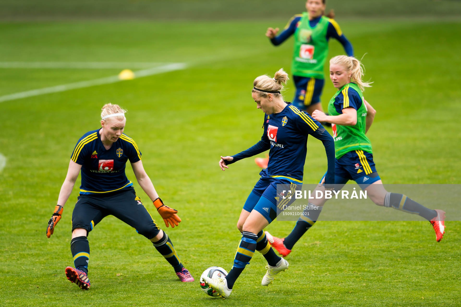 Sveriges målvakt Hedvig Lindahl och Lisa Dahlkvist