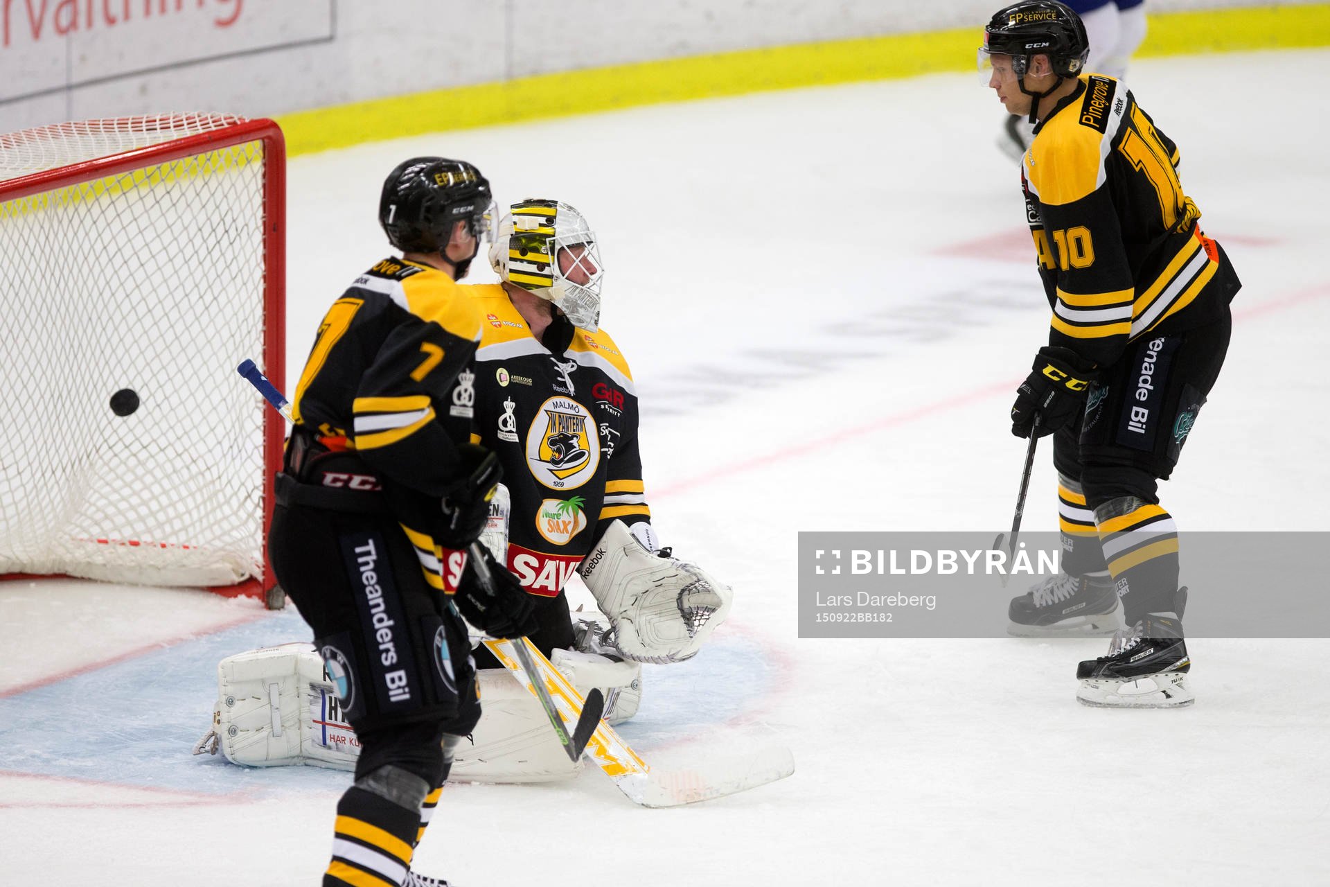 Leksands Viktor Amnér gör 1-1 bakom Panterns målvakt