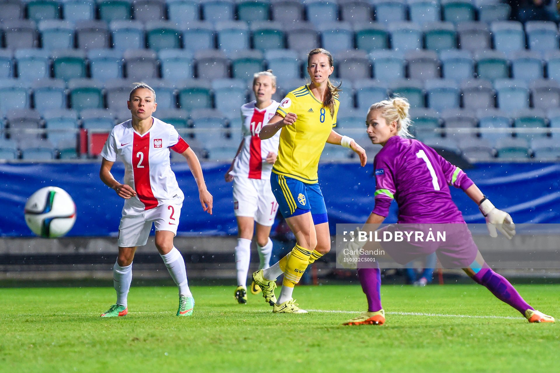 Sveriges Lotta Schelin testar skott mot Polens målvakt