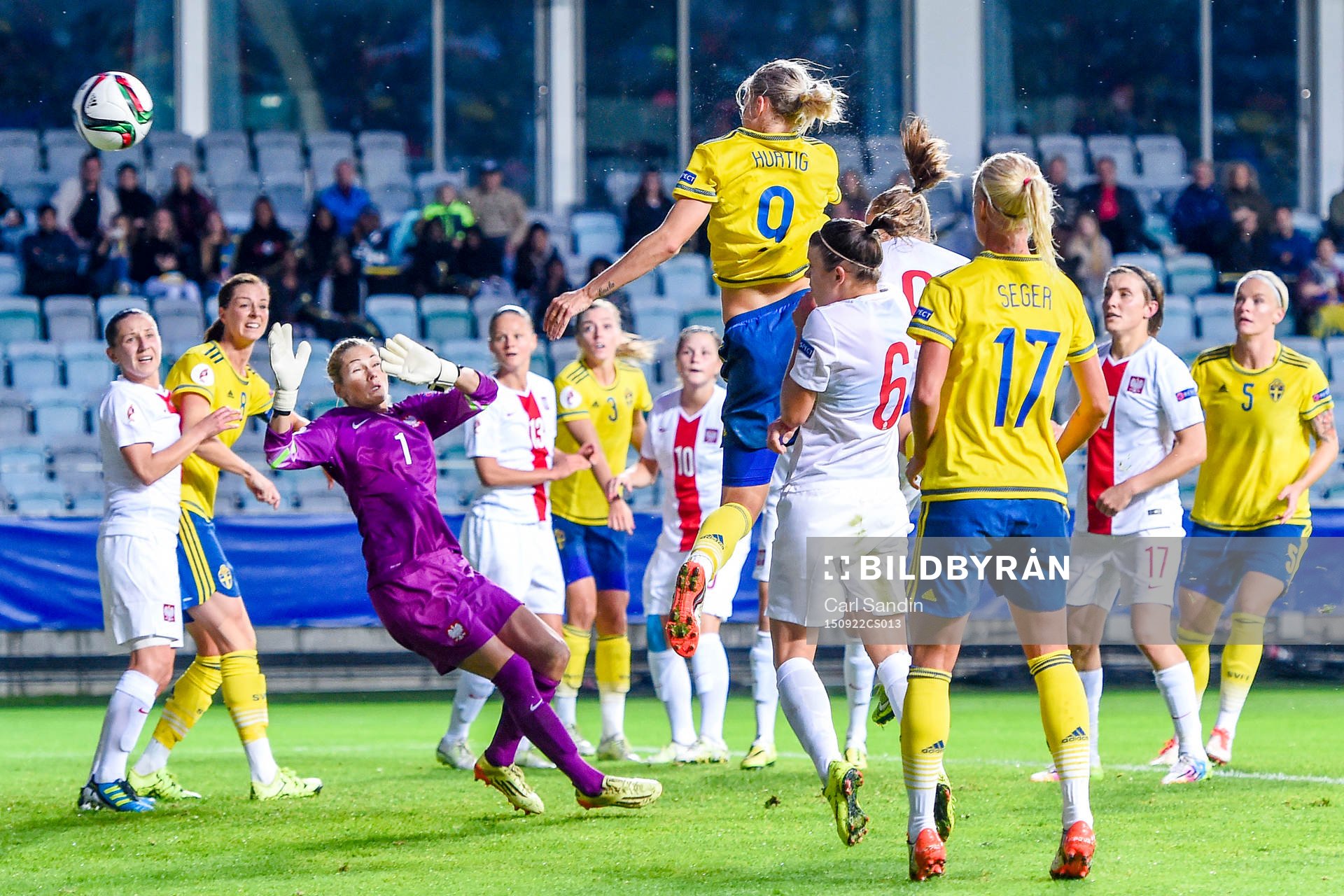 Sveriges Lina Hurtig gör 1-0 på nickboll