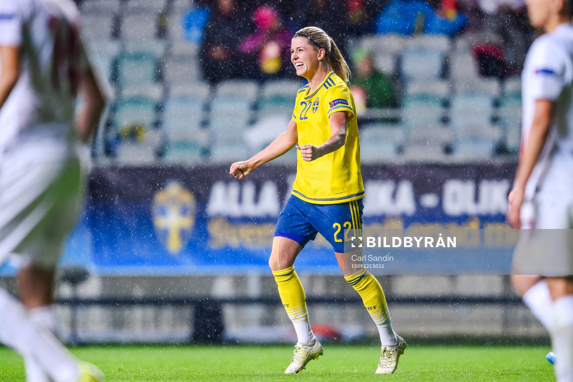 Sveriges Olivia Schough jublar efter 2-0 under EM-kvalmatchen i fotboll mellan Sverige och Polen den 22 september 2015 i Göteborg.