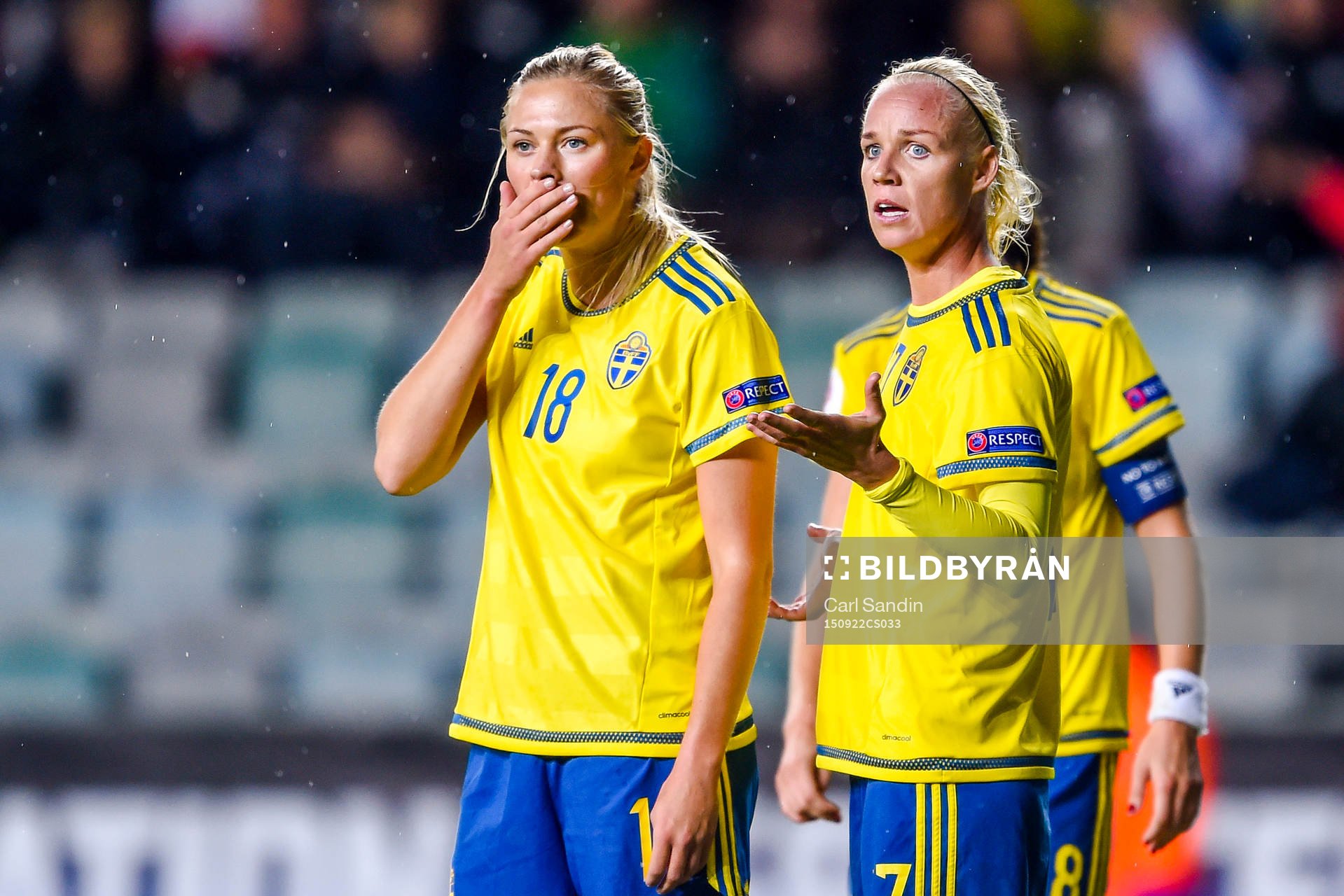 Sveriges Fridolina Rolfö och Caroline Seger deppar