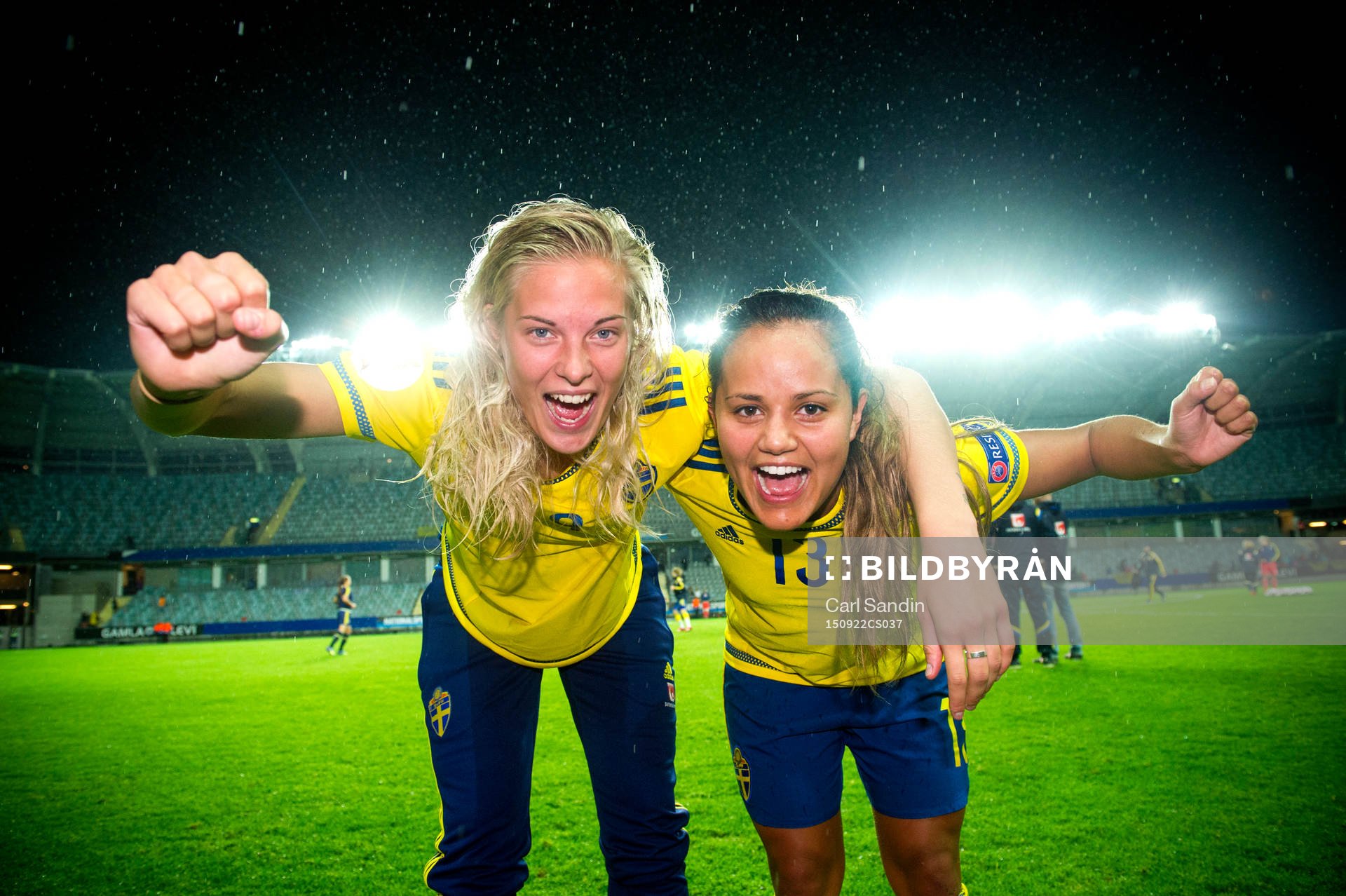 Sveriges Lina Hurtig och Malin Diaz jublar