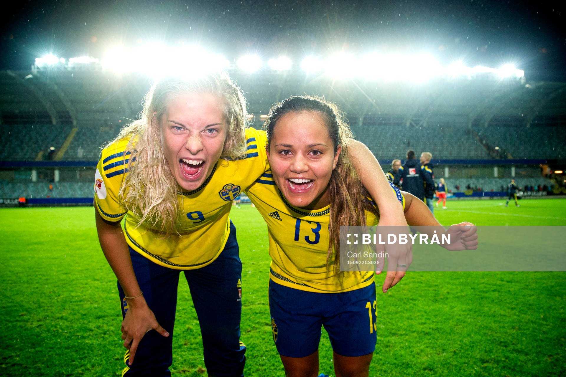 Sveriges Lina Hurtig och Malin Diaz jublar