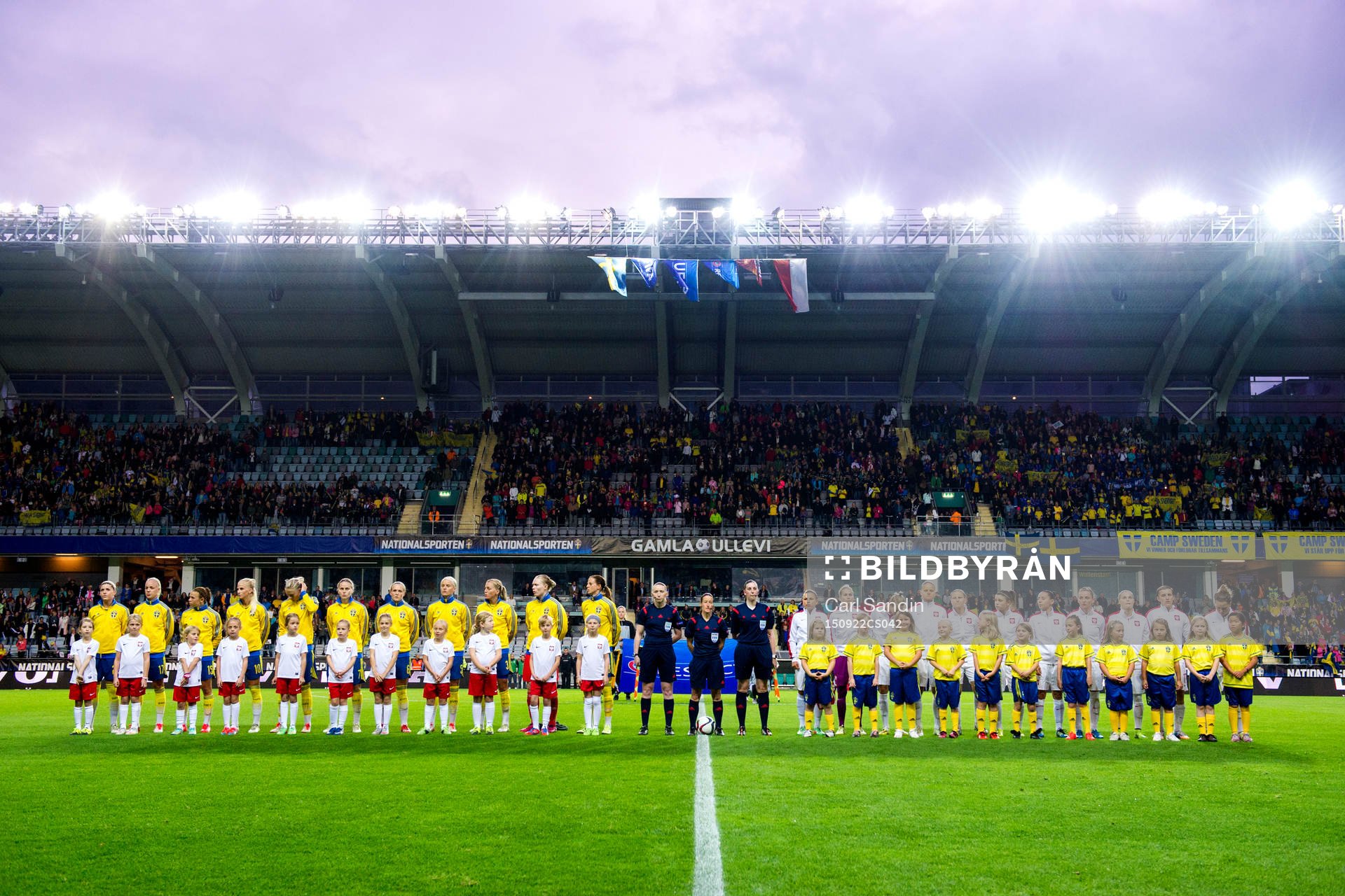 Sveriges och Polens spelare står uppställda vid lineup