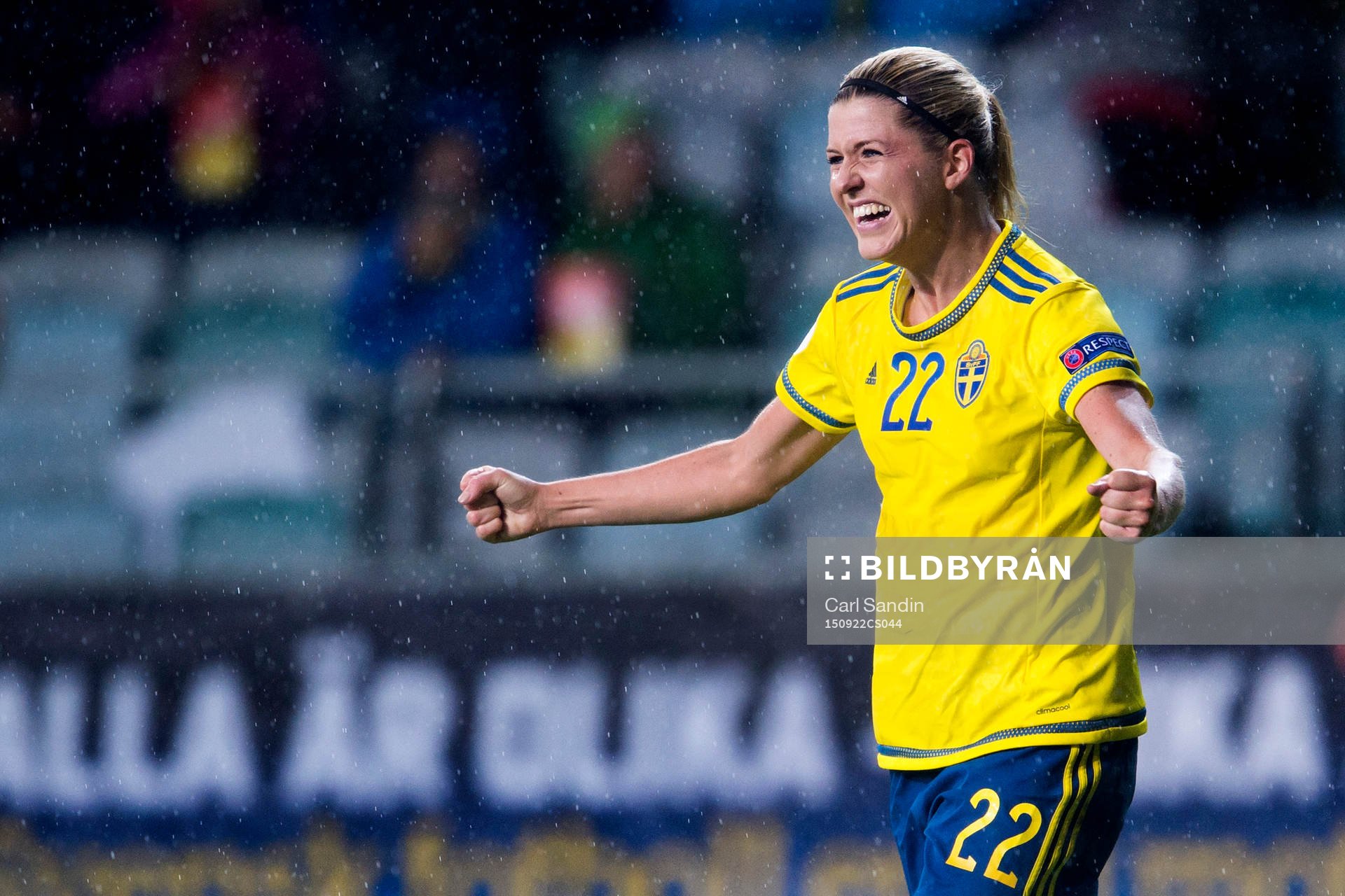 Sveriges Olivia Schough jublar efter att hon gjort 2-0 under EM-kvalmatchen i fotboll mellan Sverige och Polen den 22 september 2015 i Göteborg.