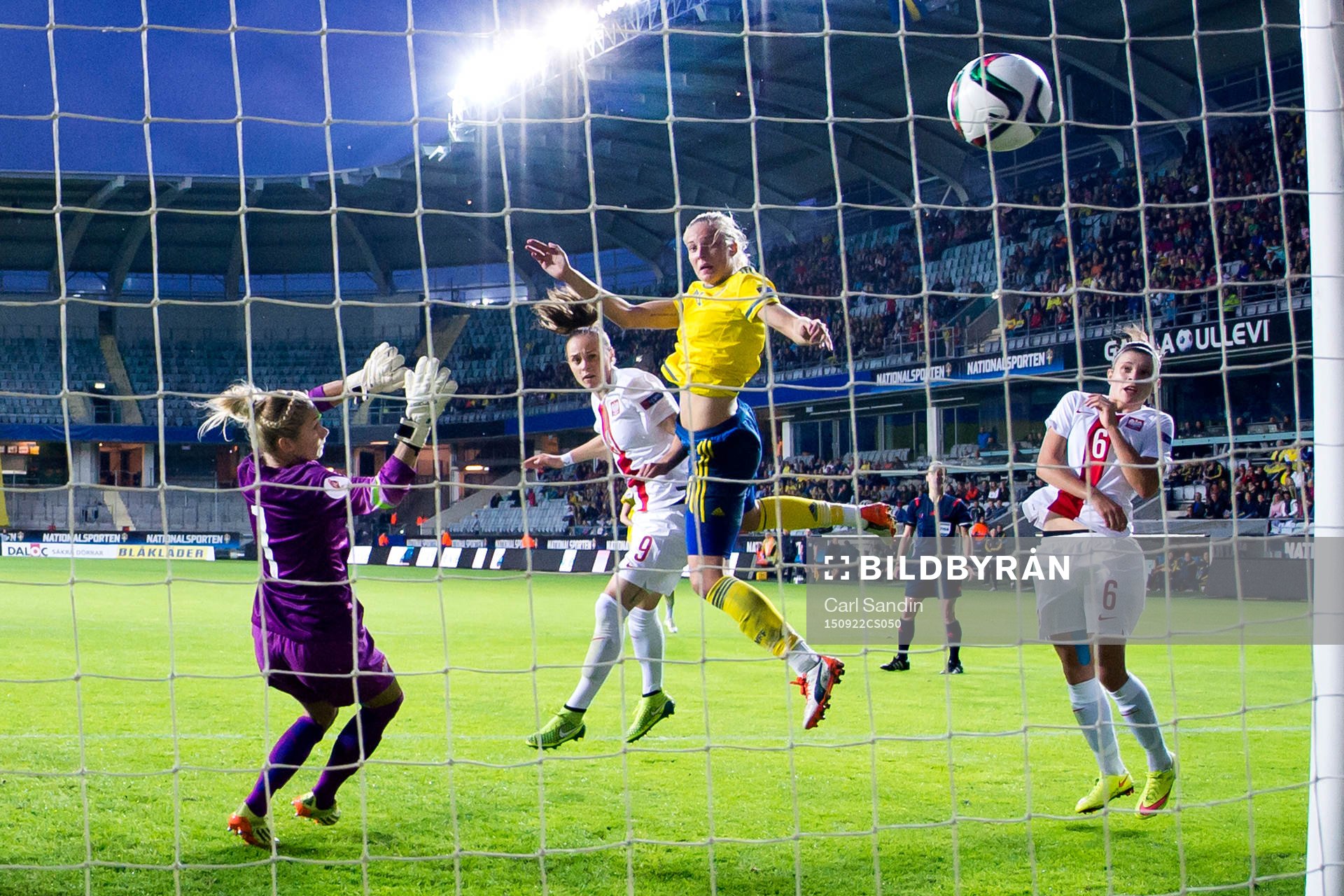 Sveriges Lina Hurtig nickar bollen till 1-0