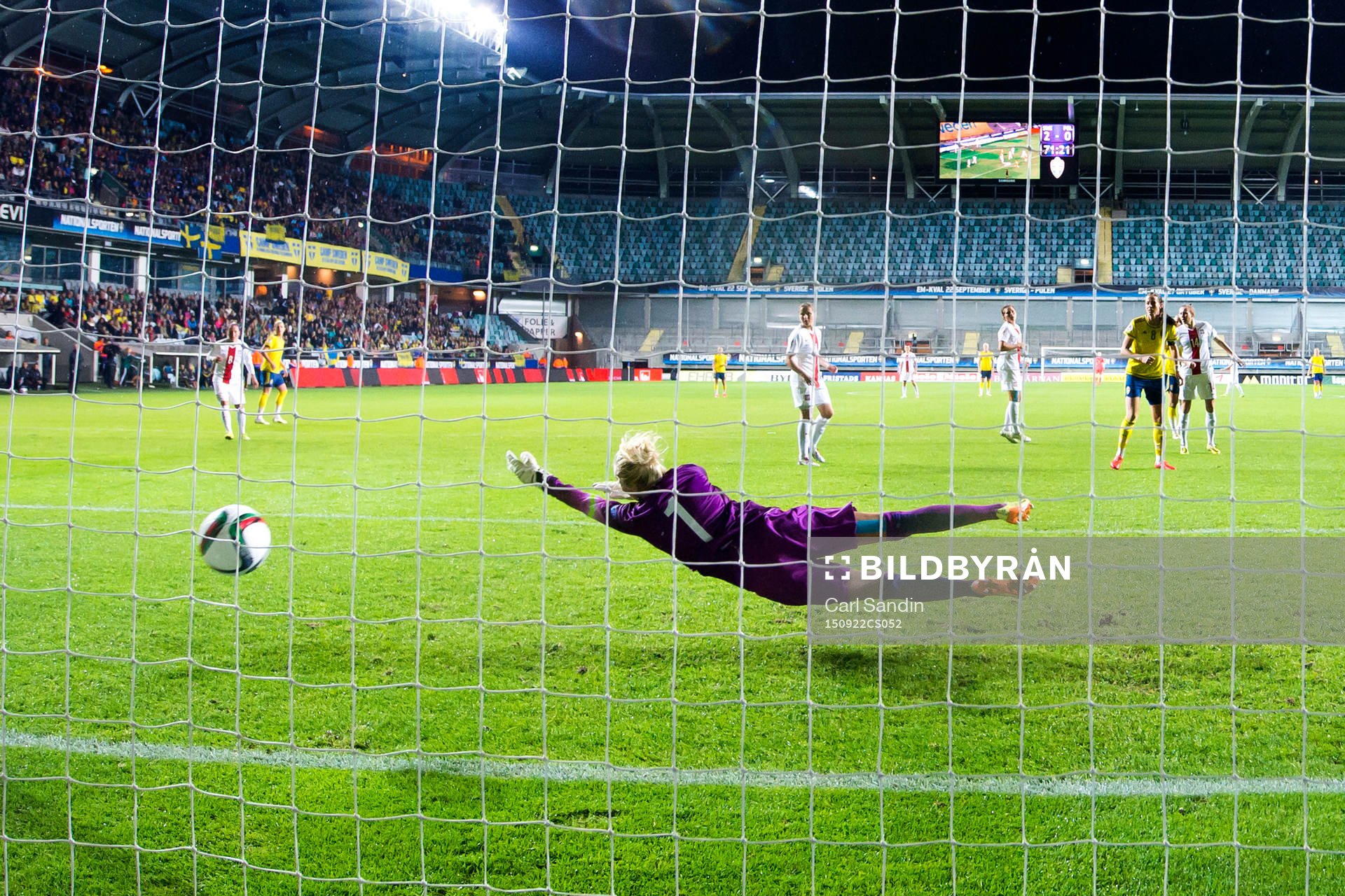 Sveriges Malin Diaz (ej i bild) skjuter bollen till 3-0