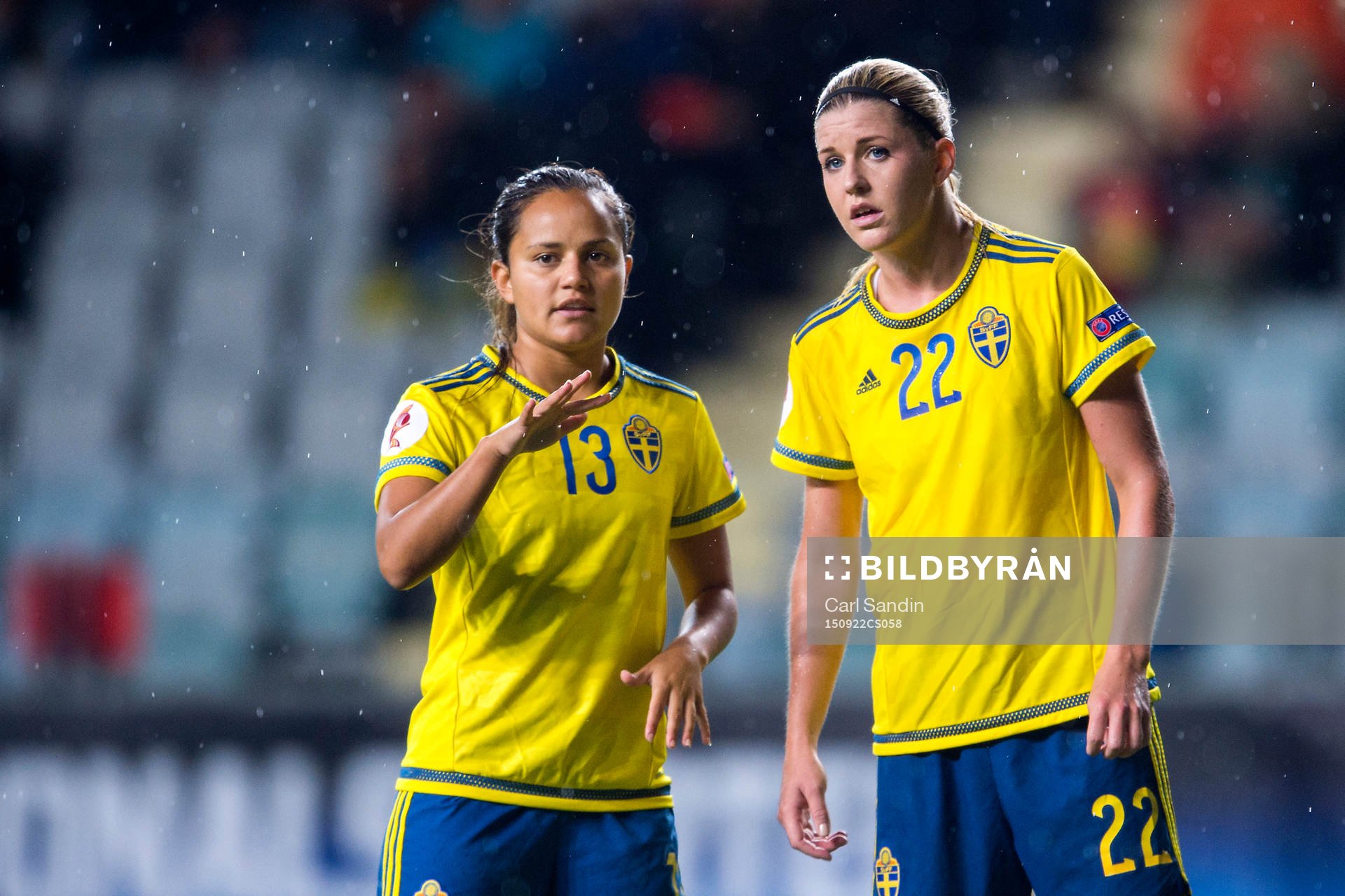Sveriges Malin Diaz pratar med Olivia Schough under EM-kvalmatchen i fotboll mellan Sverige och Polen den 22 september 2015 i Göteborg.