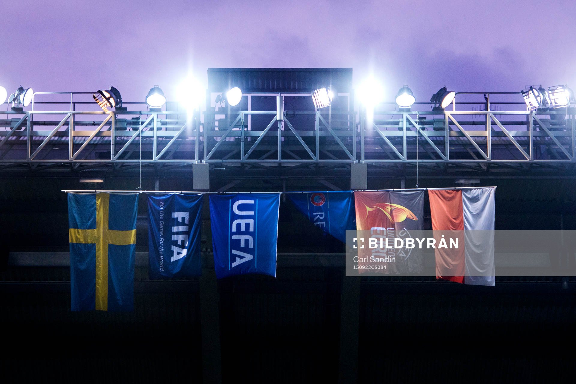 Sveriges och Polens flagga hänger på Gamla Ullevi