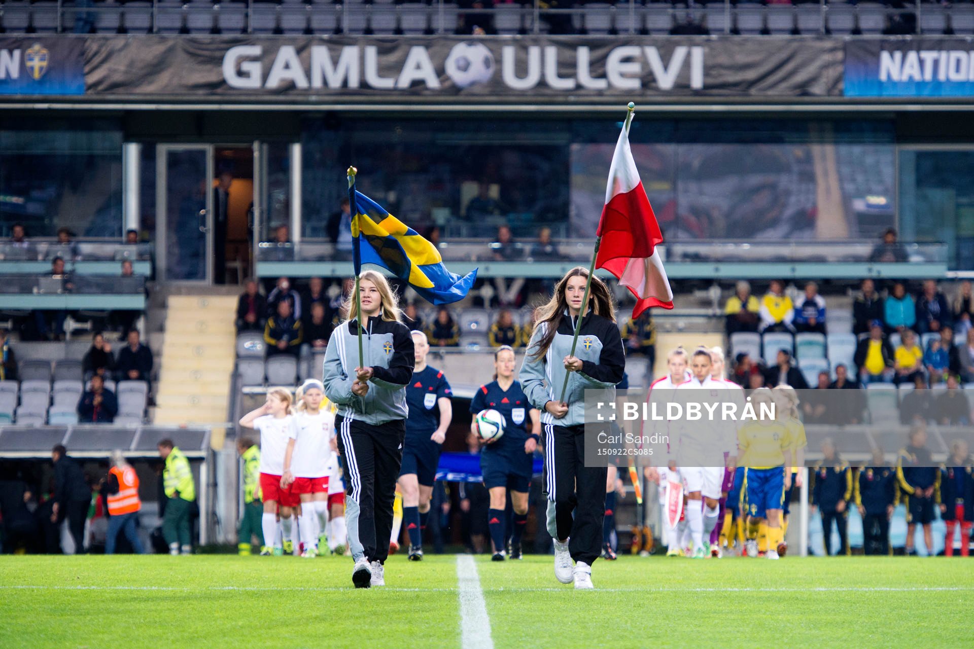 Lagen går in på arenan innan EM-kvalmatchen i fotboll mellan Sverige och Polen den 22 september 2015 i Göteborg.