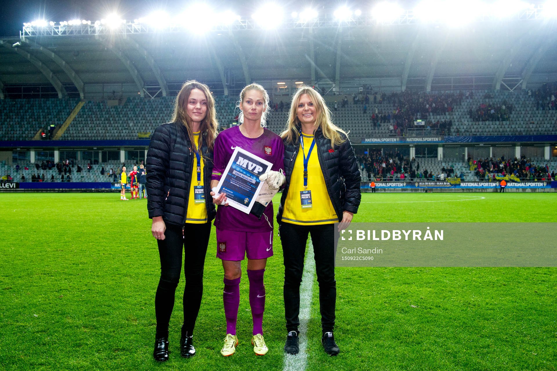 Petra Backström och Maja Hörberg från ICA delar ut pris