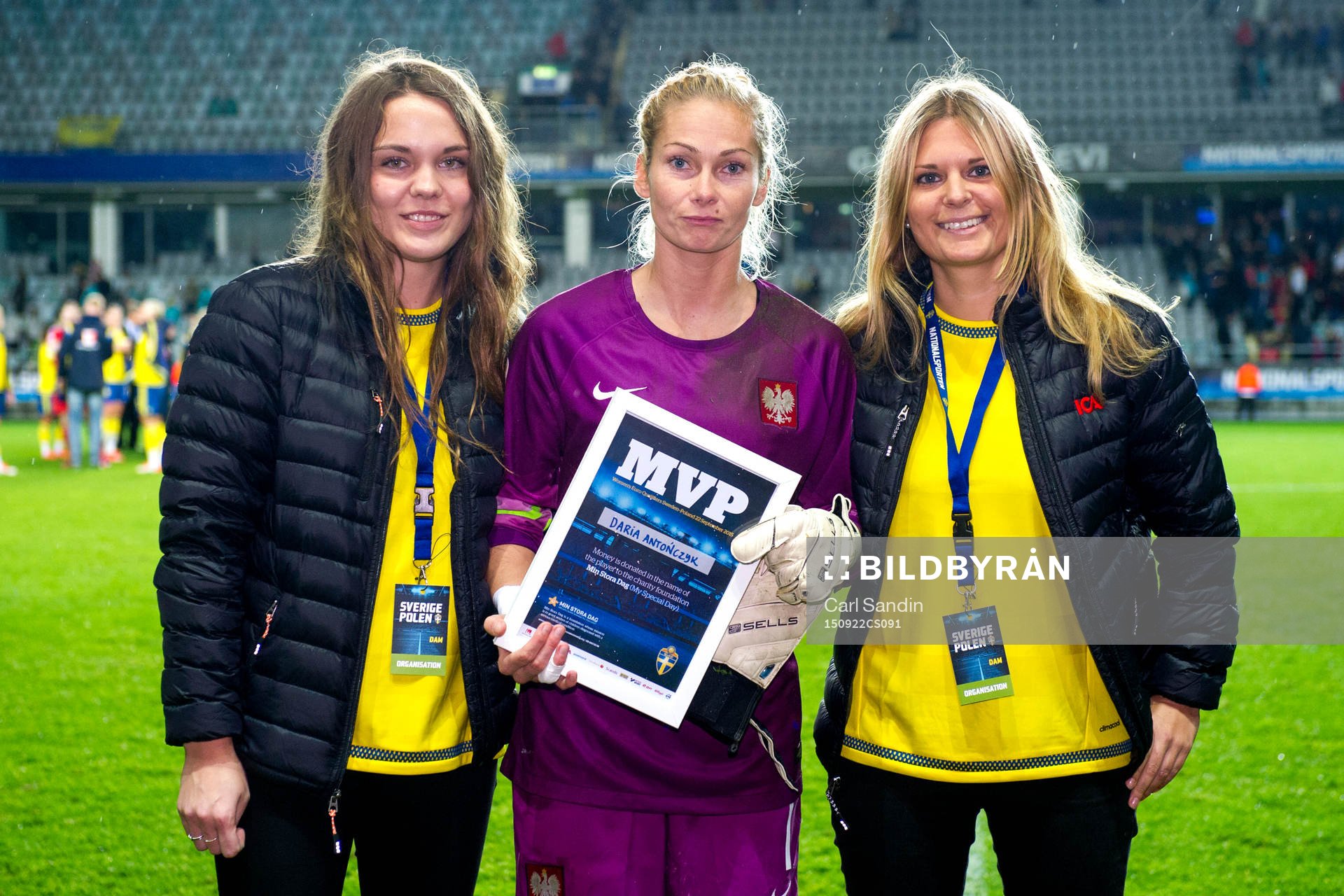 Petra Backström och Maja Hörberg från ICA delar ut pris