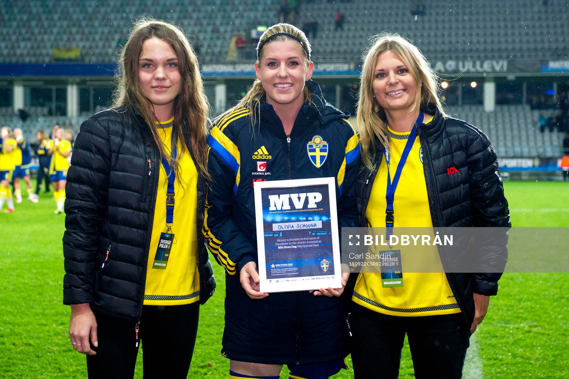 Petra Backström och Maja Hörberg från ICA delar ut pris