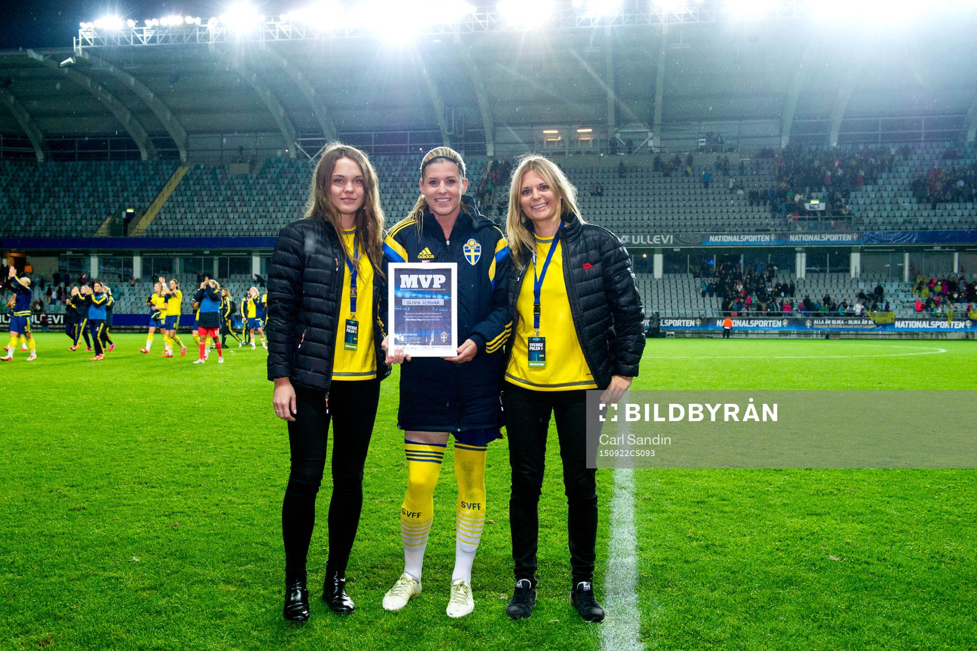 Petra Backström och Maja Hörberg från ICA delar ut pris