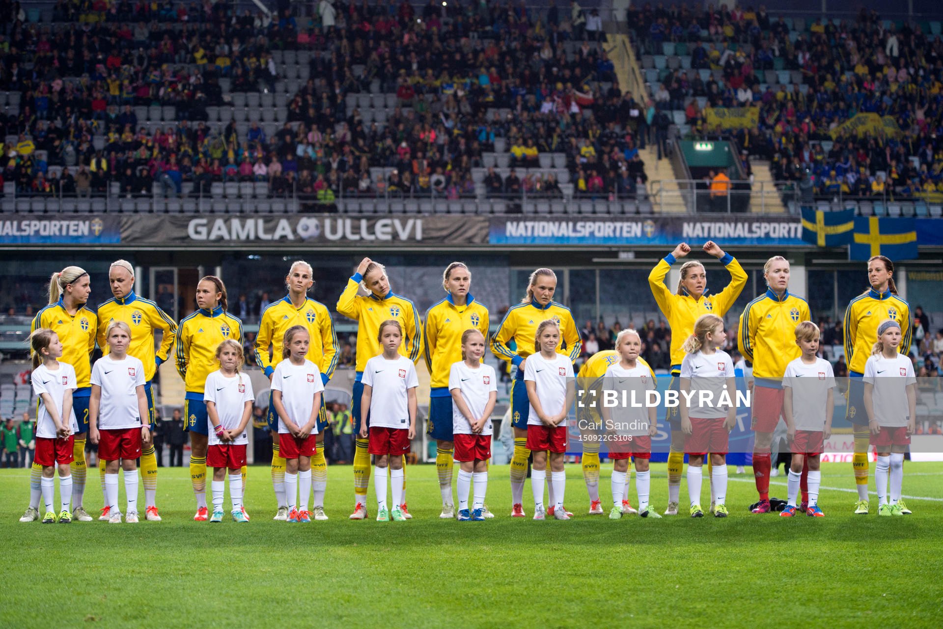 Sveriges spelare vid lineup innan EM-kvalmatchen i fotboll