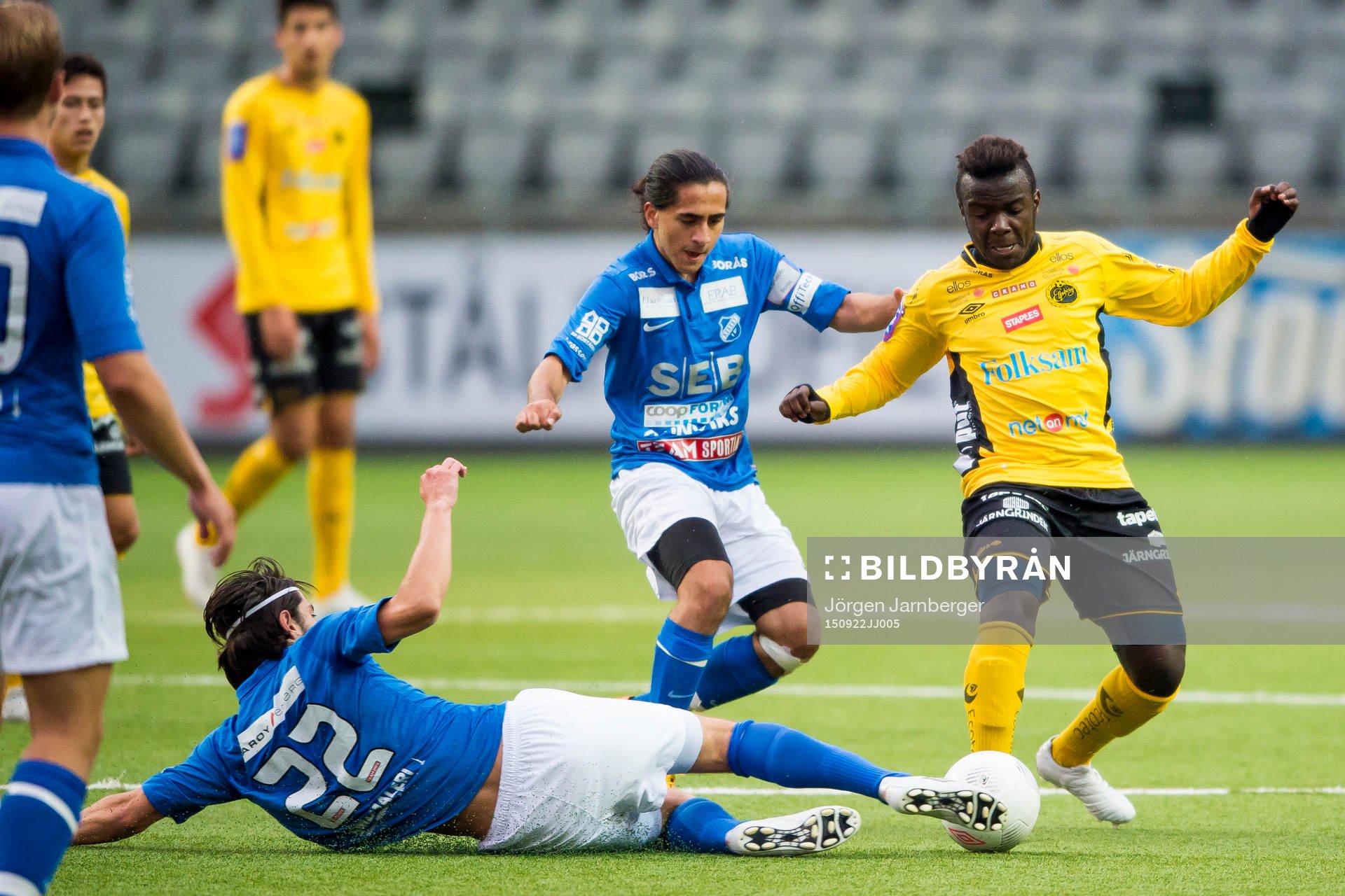 Elfsborgs Jamy Makindu stoppas av Norrbys Mergim Shala