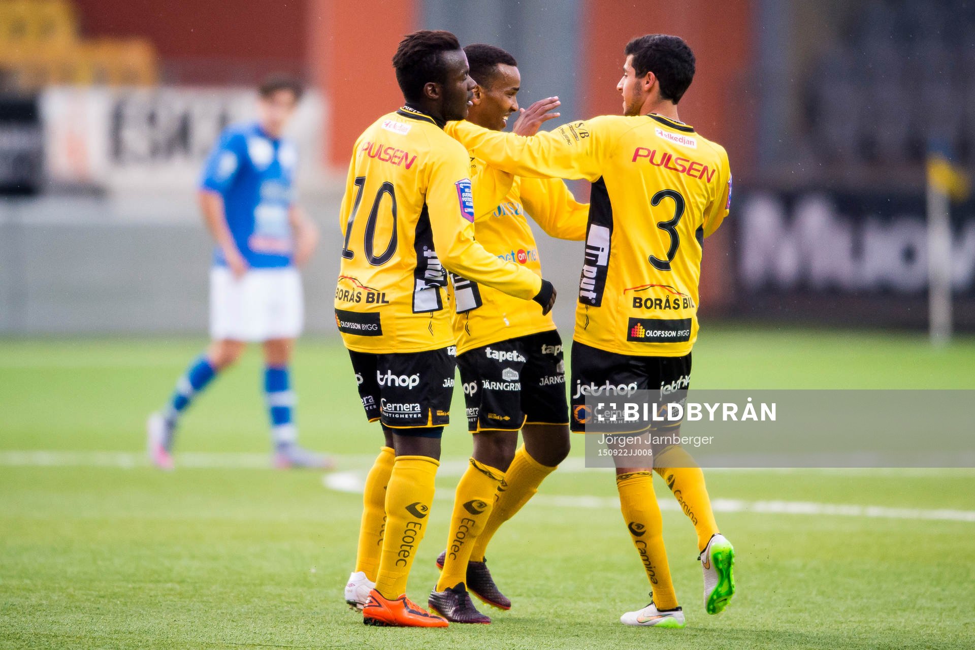 Elfsborgs Aydrus Hassan Ibrahim (mitt i bild) kramas om