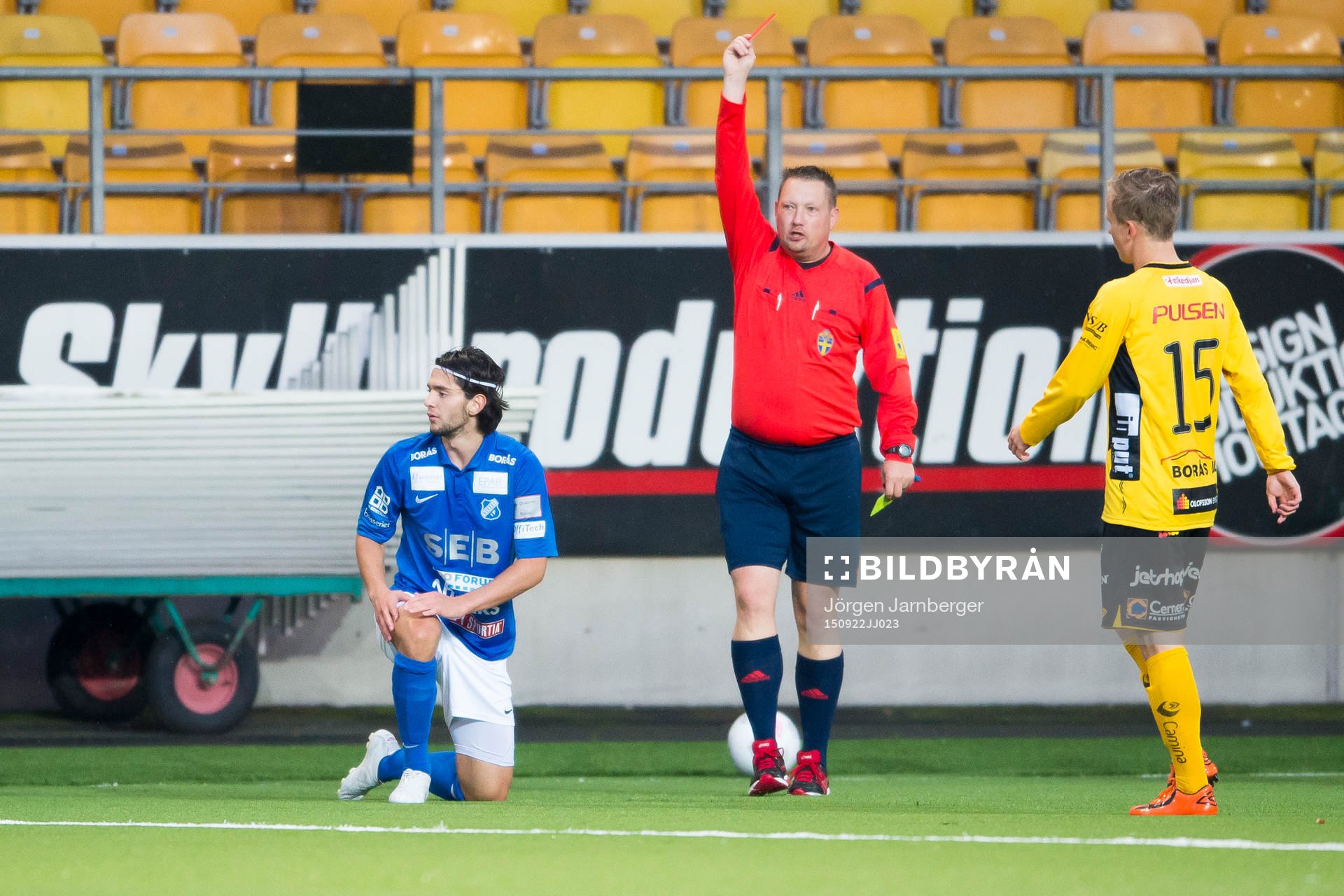 Domare Patrik Nilsson ger Norrbys Mergim Shala rött kort