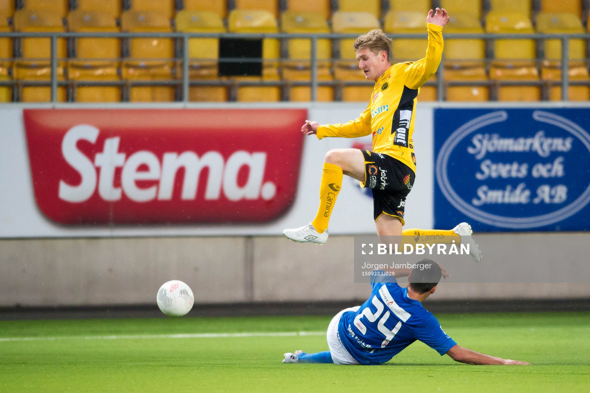 Elfsborgs Johan Andersson tar sig förbi Norrbys Abbas
