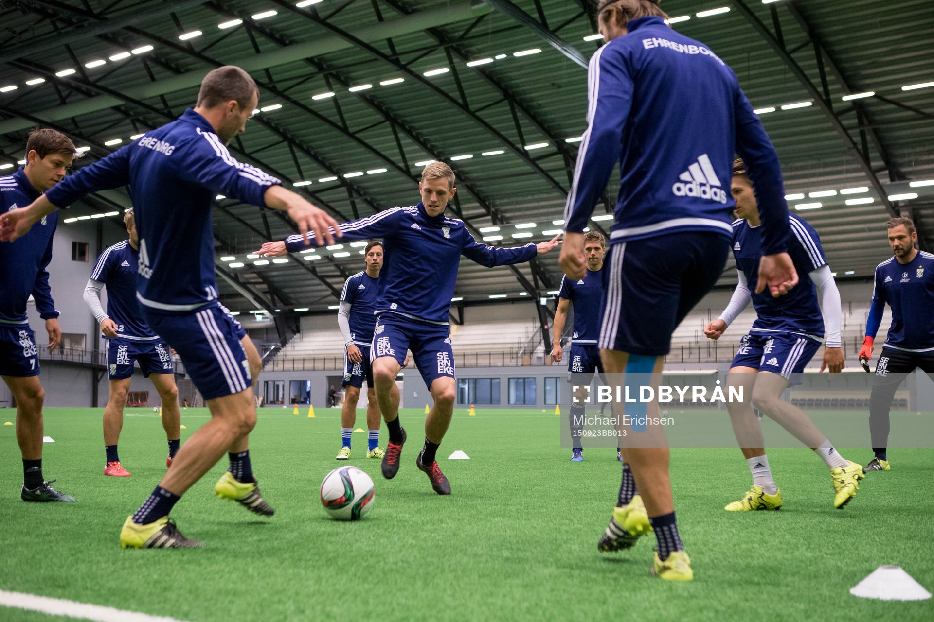 IFK Göteborgs Sören Rieks jagar bollen i kvadraten