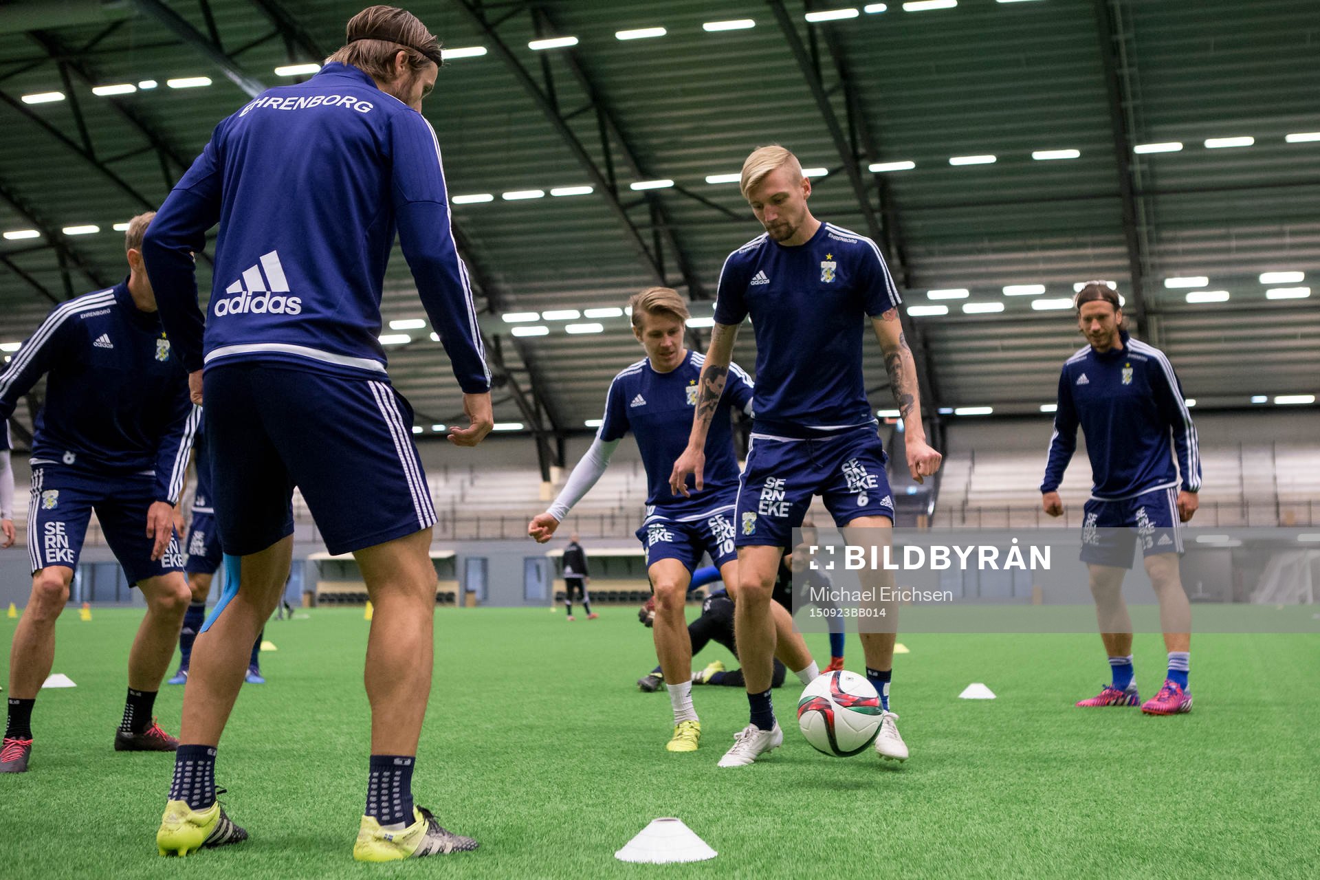 IFK Göteborgs Riku Riski pressar Sebastian Eriksson i