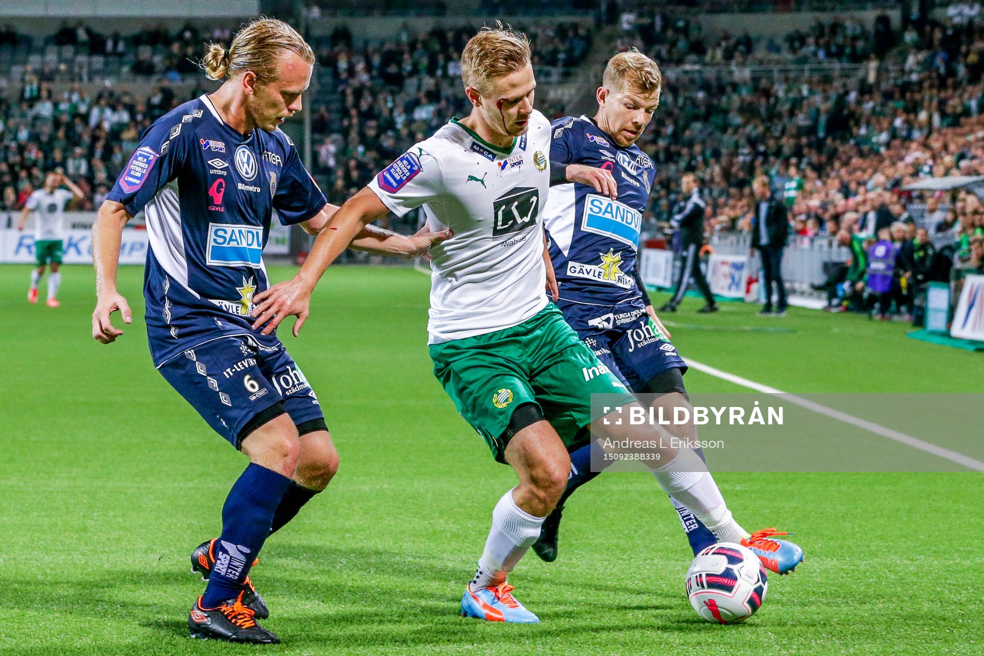 Hammarbys Erik Israelsson i en kamp med Gefles Jesper