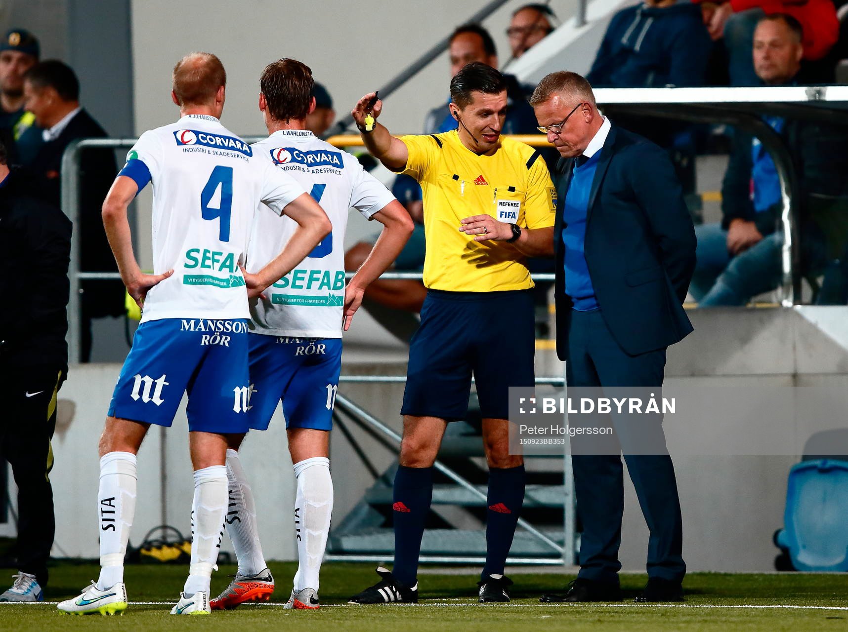 Norrköpings tränare Jan Andersson reagerar på gult kort