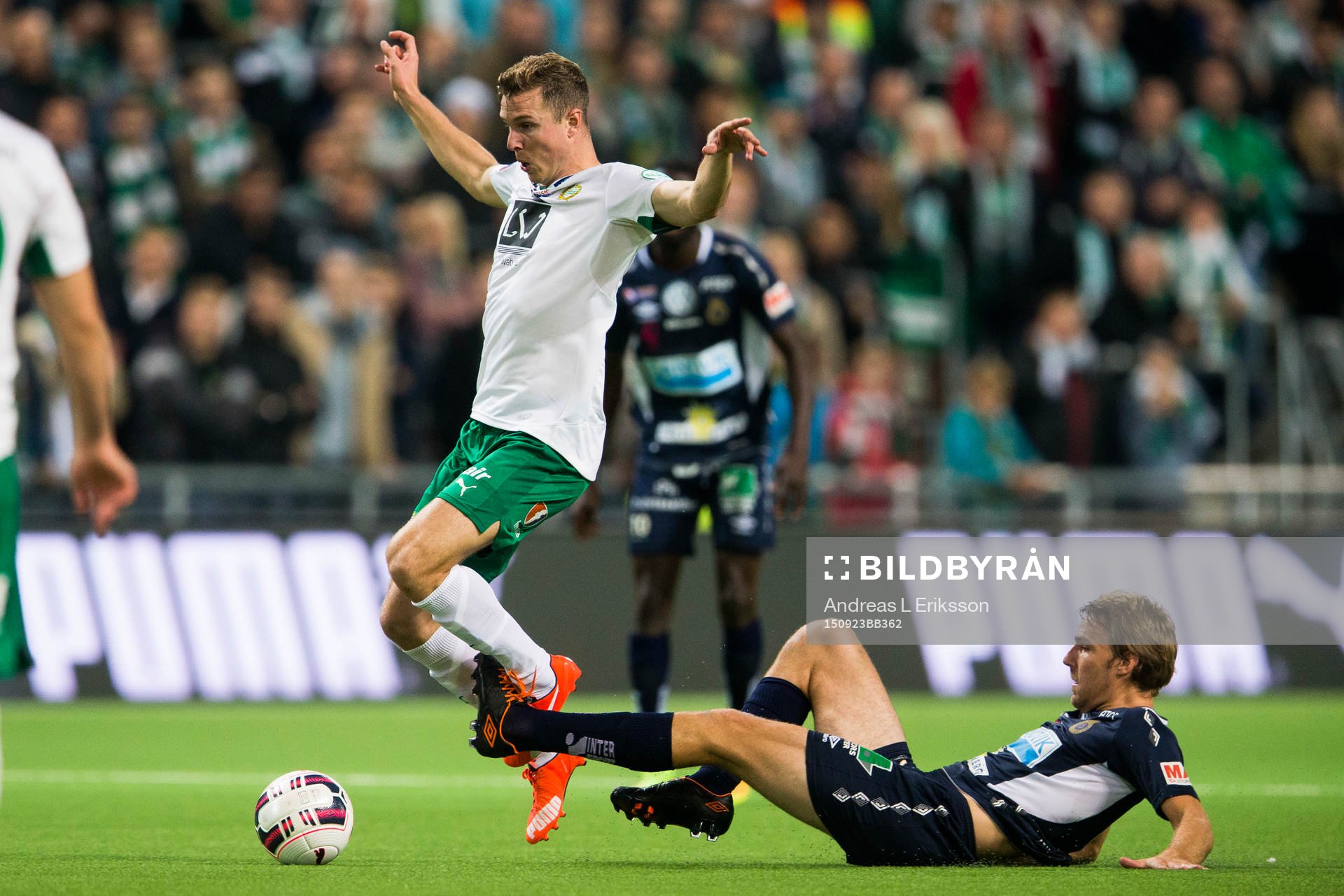 Hammarbys Richard Magyar dras omkull av Gefles Johan Oremo