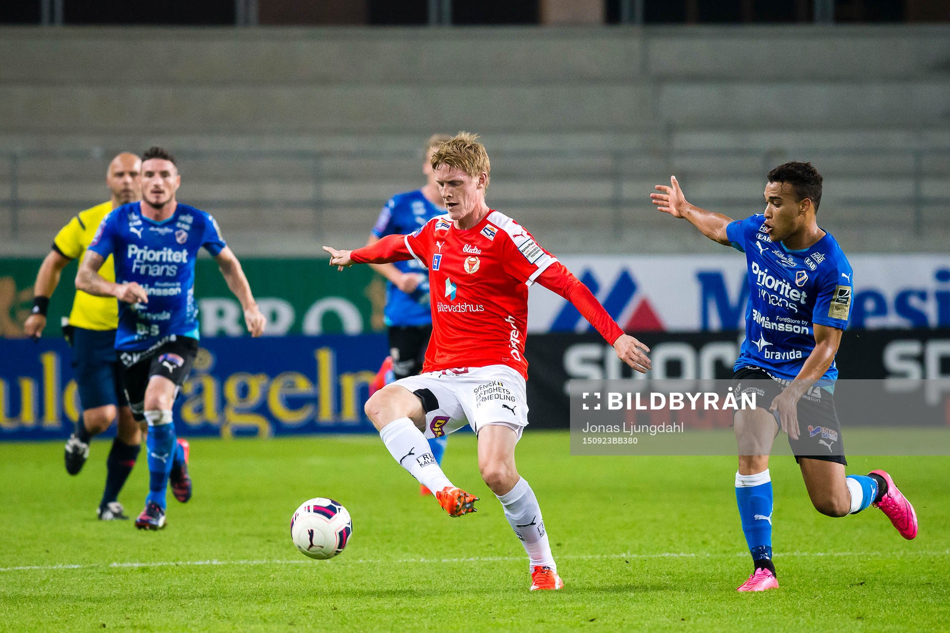 Kalmars Rasmus Elm jagas av Halmstads Matthew Rusike