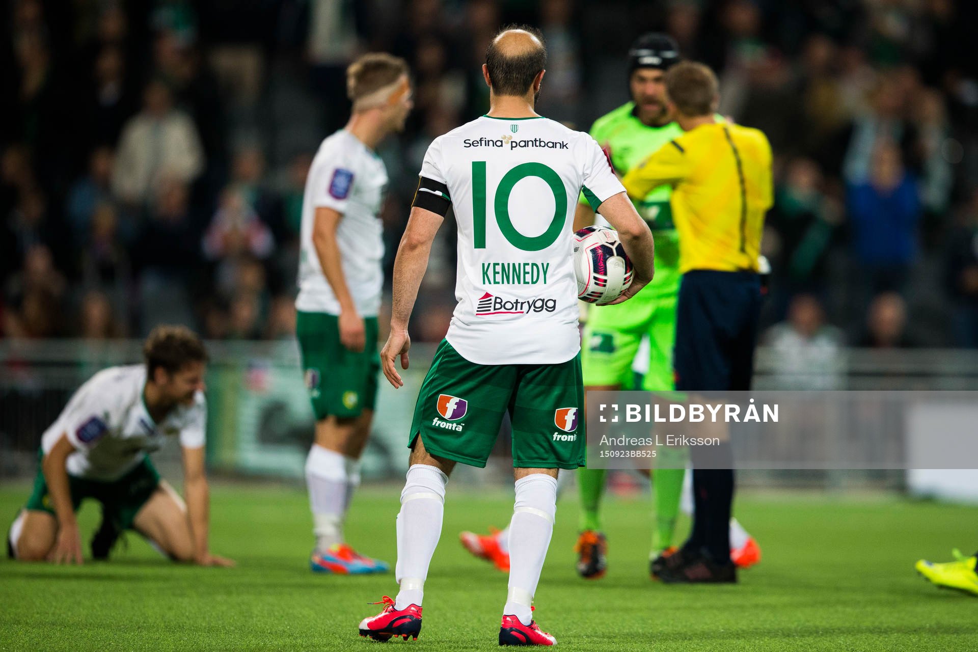 Hammarbys Kennedy Bakircioglu väntar på att få slå en