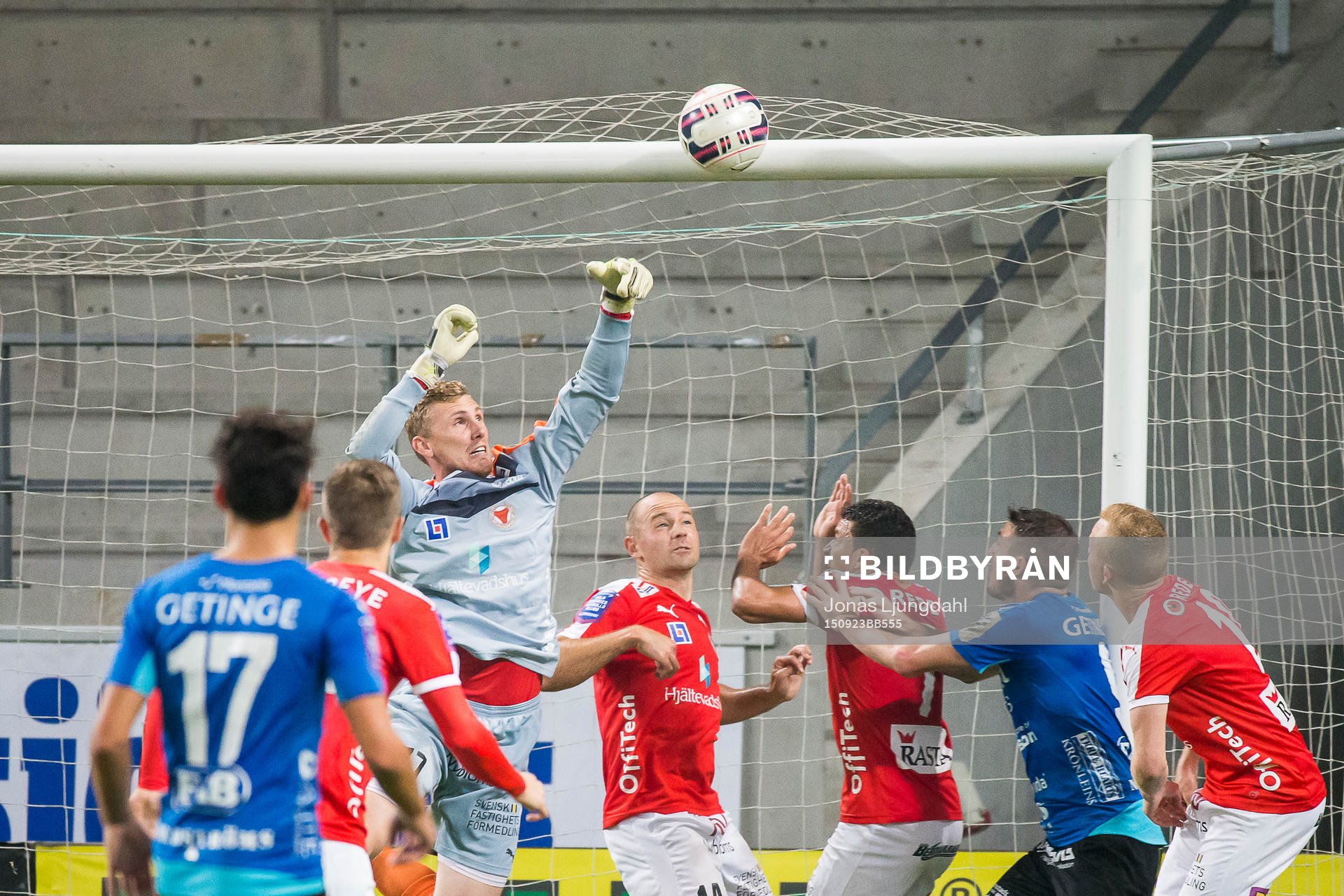 Kalmars målvakt Lars Cramer boxar bort bollen