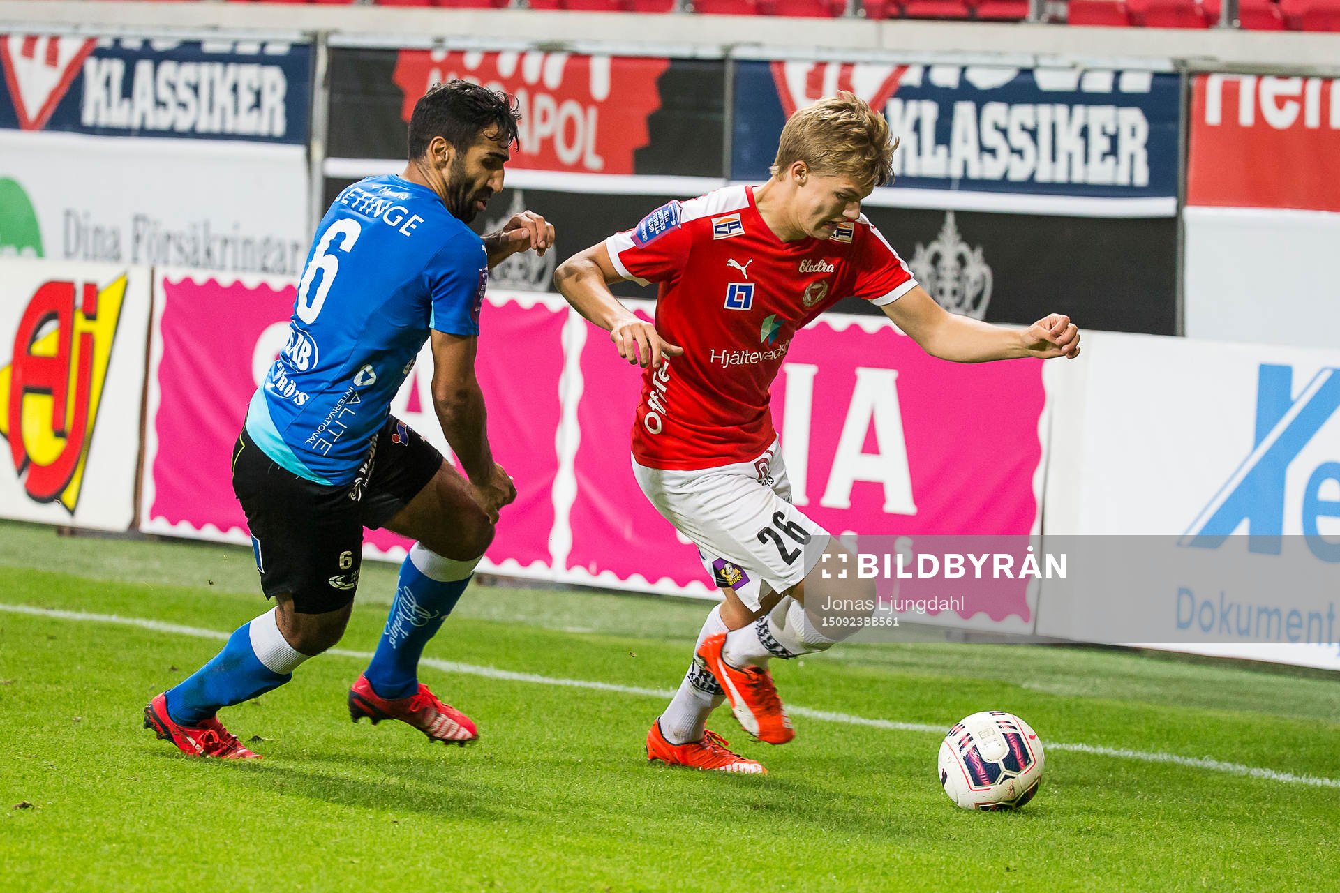 Kalmars Pär Ericsson tar sig förbi Halmstads Mohammed Ali