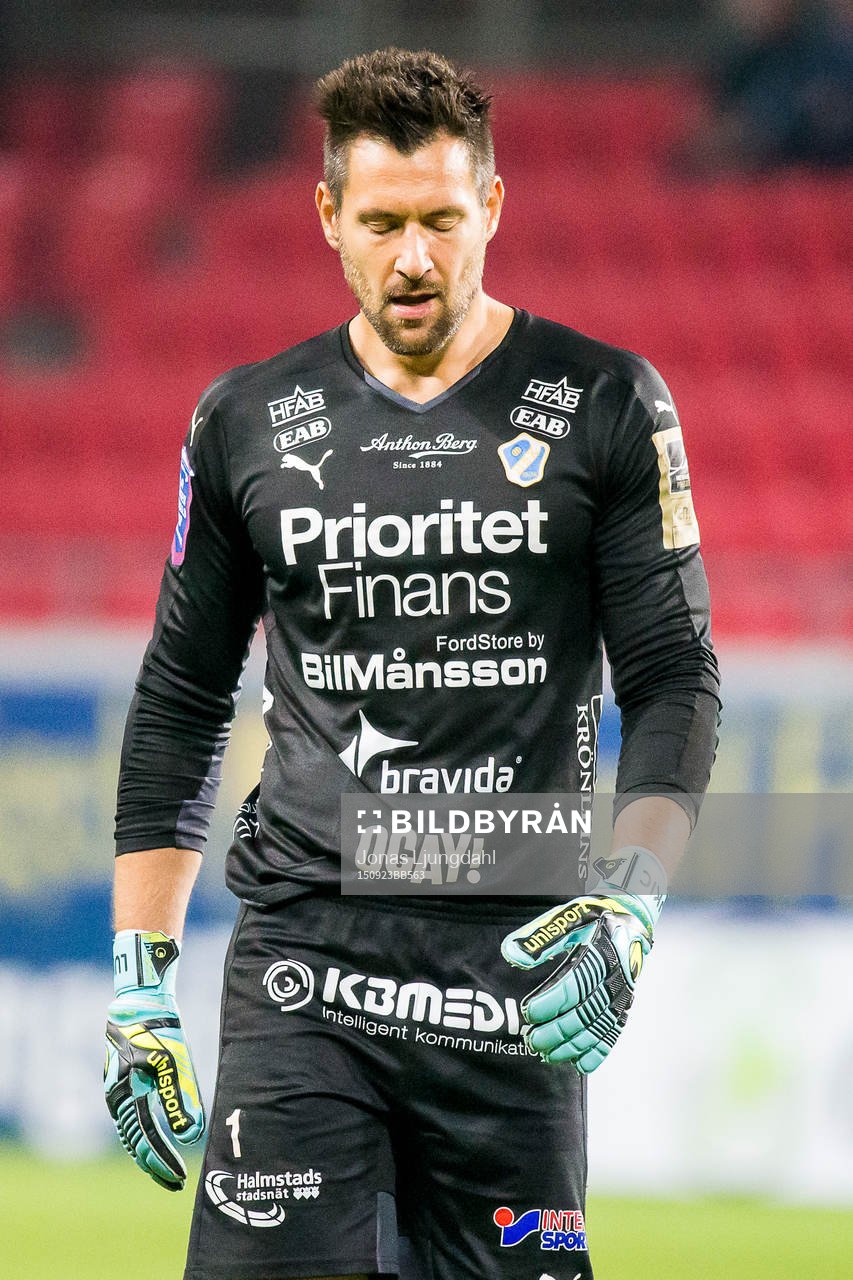 Halmstads målvakt Stojan Lukic deppar