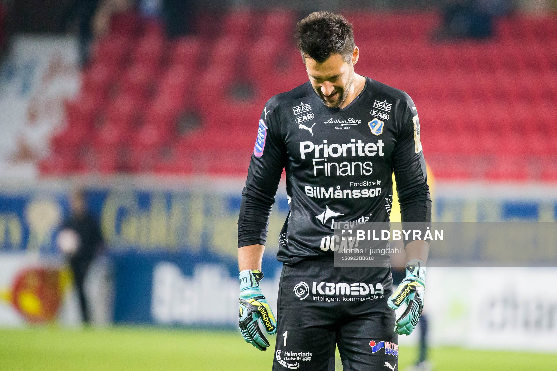 Halmstads målvakt Stojan Lukic deppar