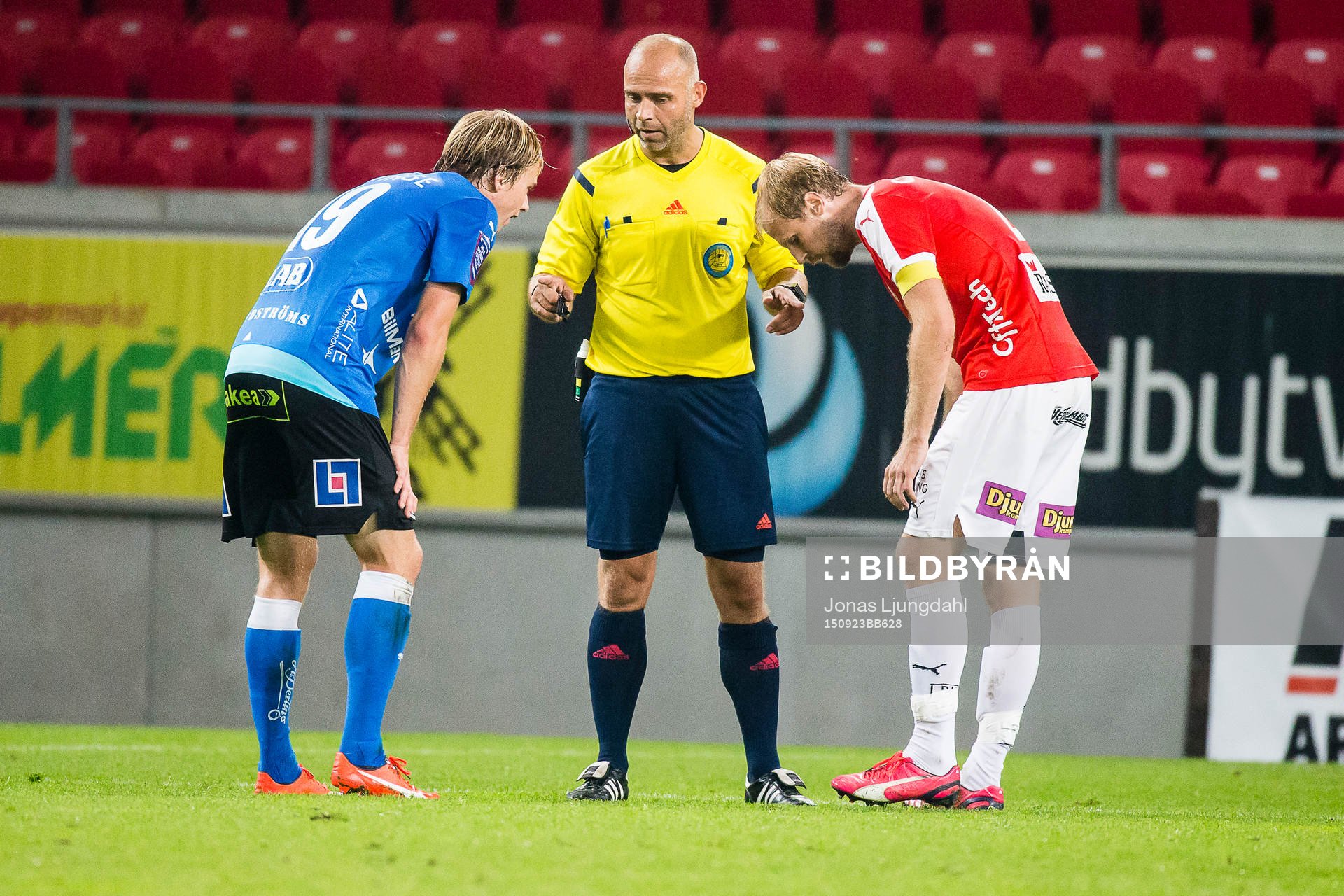Domare Robert Daradic pratar med Halmstads Snorre