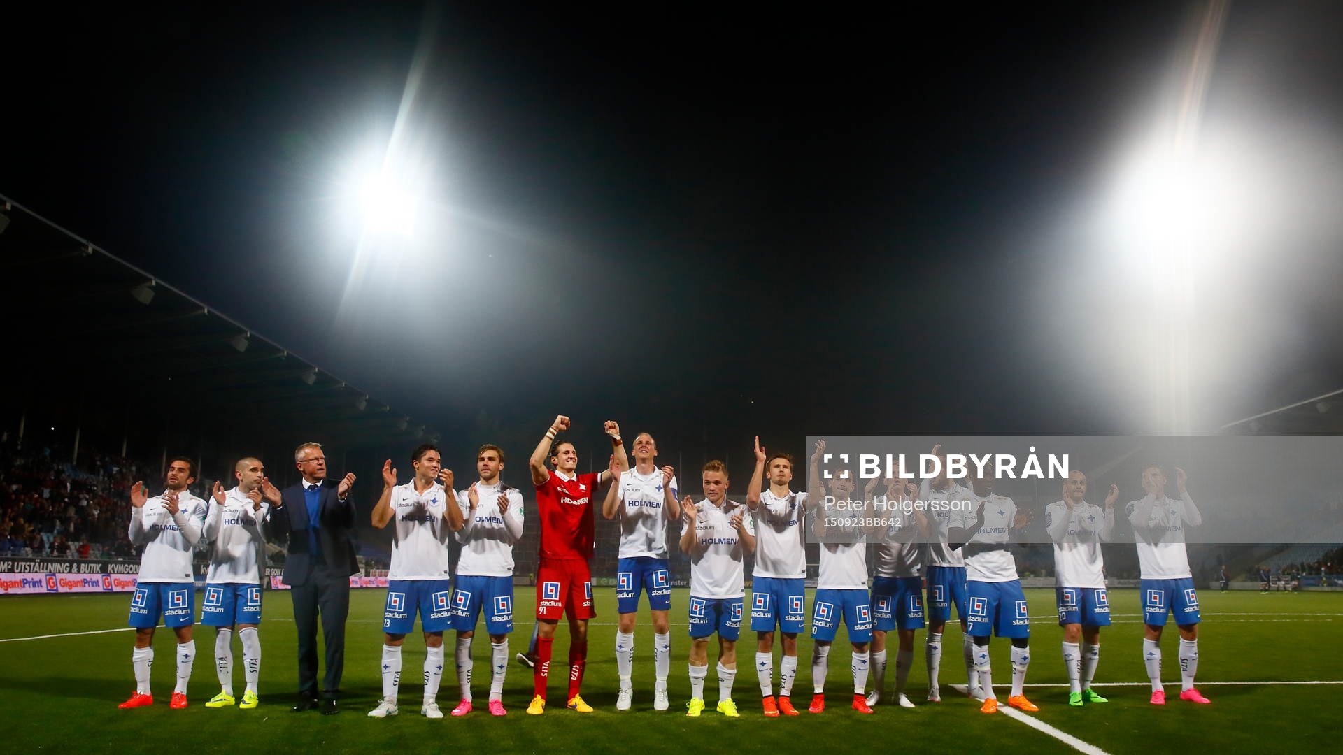 Norrköpings spelare och tränare Jan Andersson jublar och tackar publiken under fotbollsmatchen i Allsvenskan mellan Norrköping och Djurgården den 23 september 2015 i Norrköping.