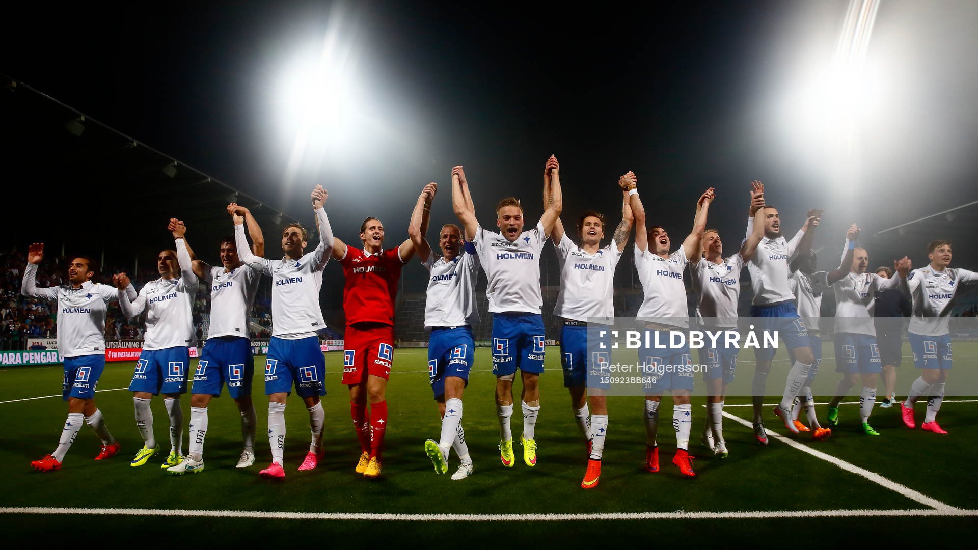 Norrköpings spelare och tränare Jan Andersson jublar och tackar publiken under fotbollsmatchen i Allsvenskan mellan Norrköping och Djurgården den 23 september 2015 i Norrköping.