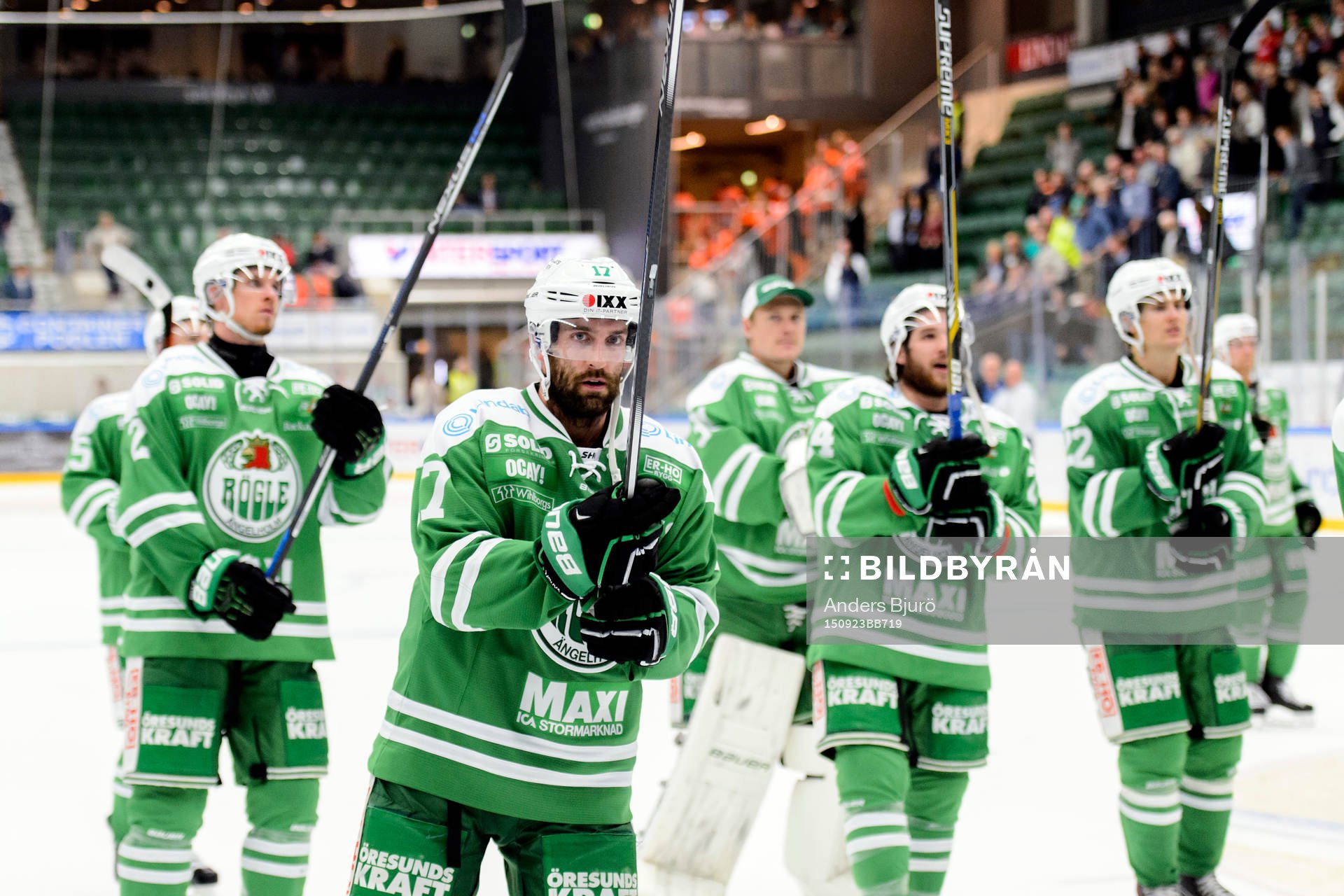 Rögles Taylor Matson jublar och tackar sina supporters
