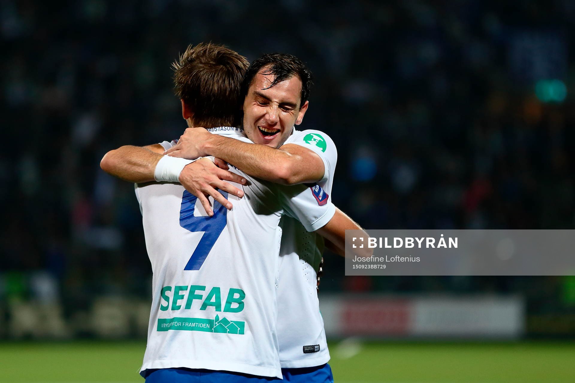 Norrköpings Nikola Tkalcic kramar om målgörare Arnor Ingvi Traustason efter 1-0-målet under fotbollsmatchen i Allsvenskan mellan Norrköping och Djurgården den 23 september 2015 i Norrköping.