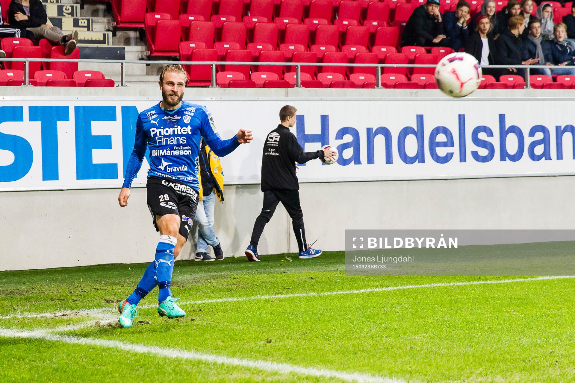 Halmstads Jesper Westerberg slår en hörna