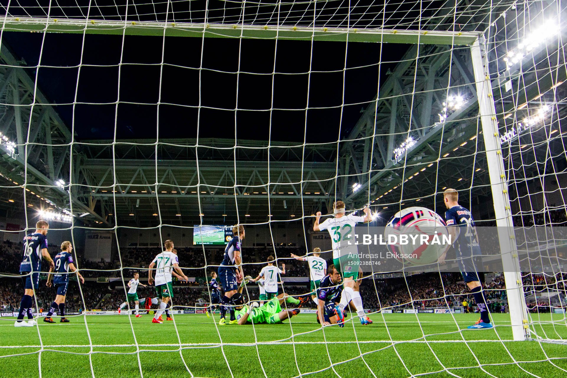 Hammarbys Jakob Orlov nickar in 1-0 bakom Gefles målvakt Emil Hedvall och Hammarbys spelare jublar under fotbollsmatchen i Allsvenskan mellan Hammarby och Gefle den 23 September 2015 i Stockholm.